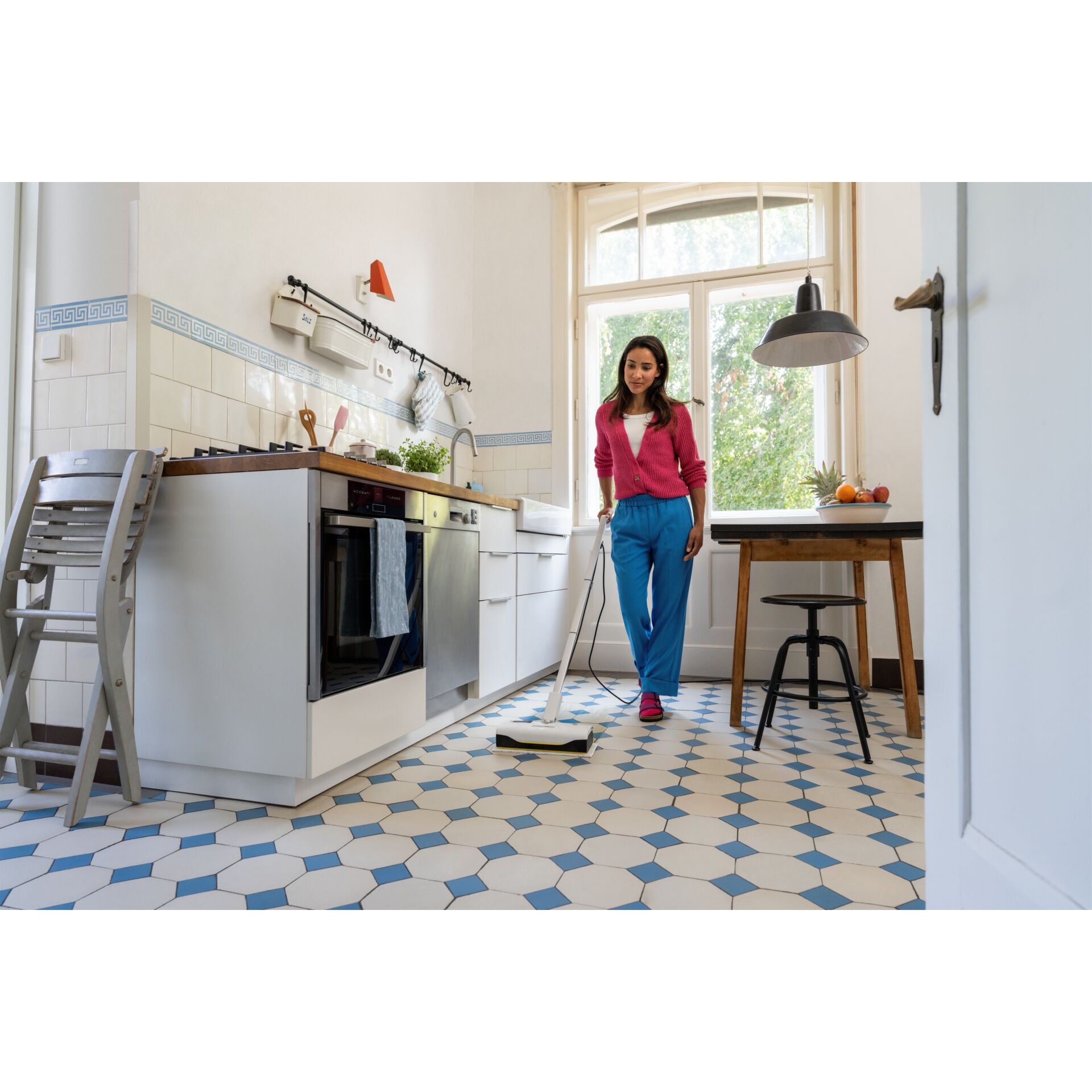 Innenarchitektur, Fußboden, Schuh, Dekoration für Zuhause, Person