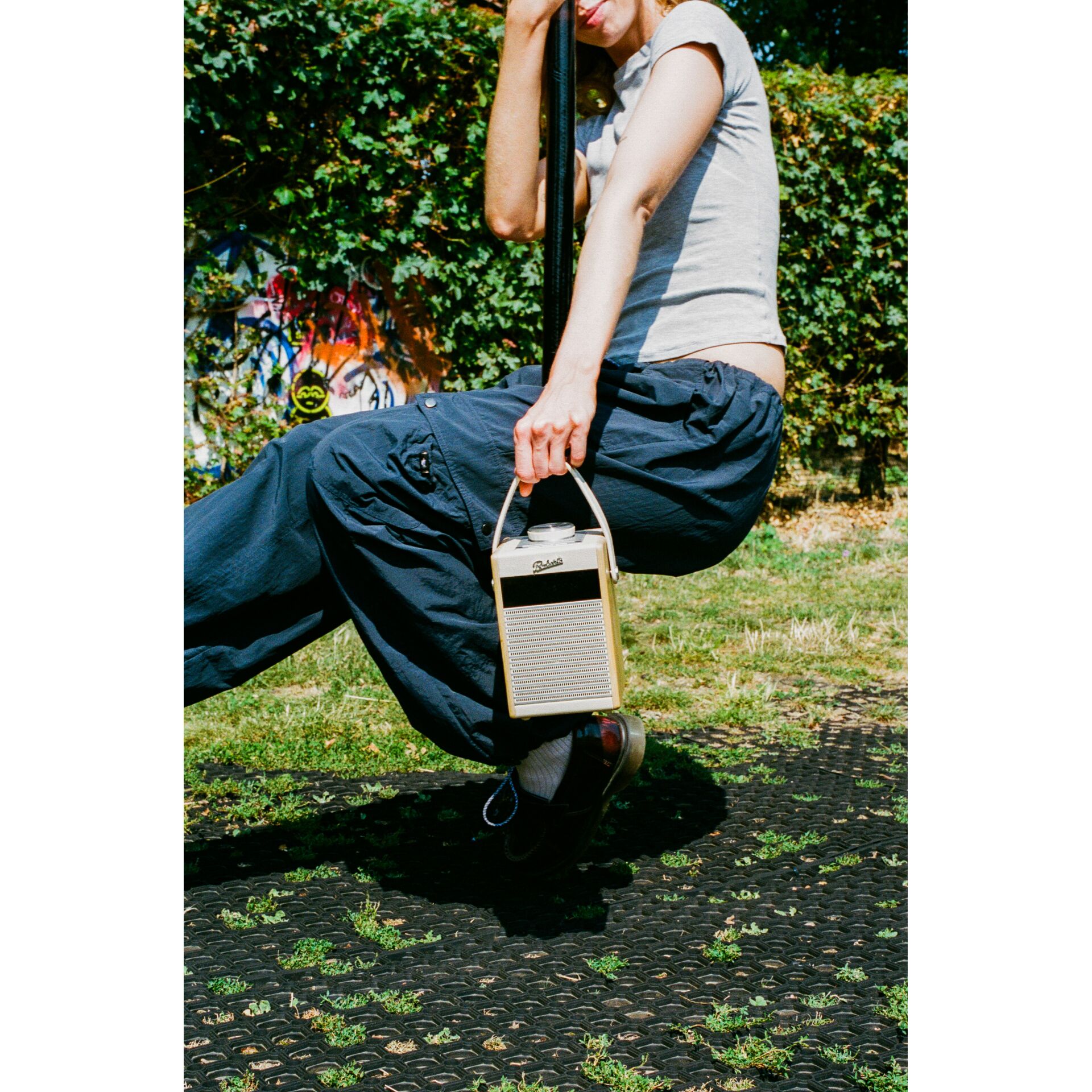 Hosen, Gras, Schuh, Person, Handtasche