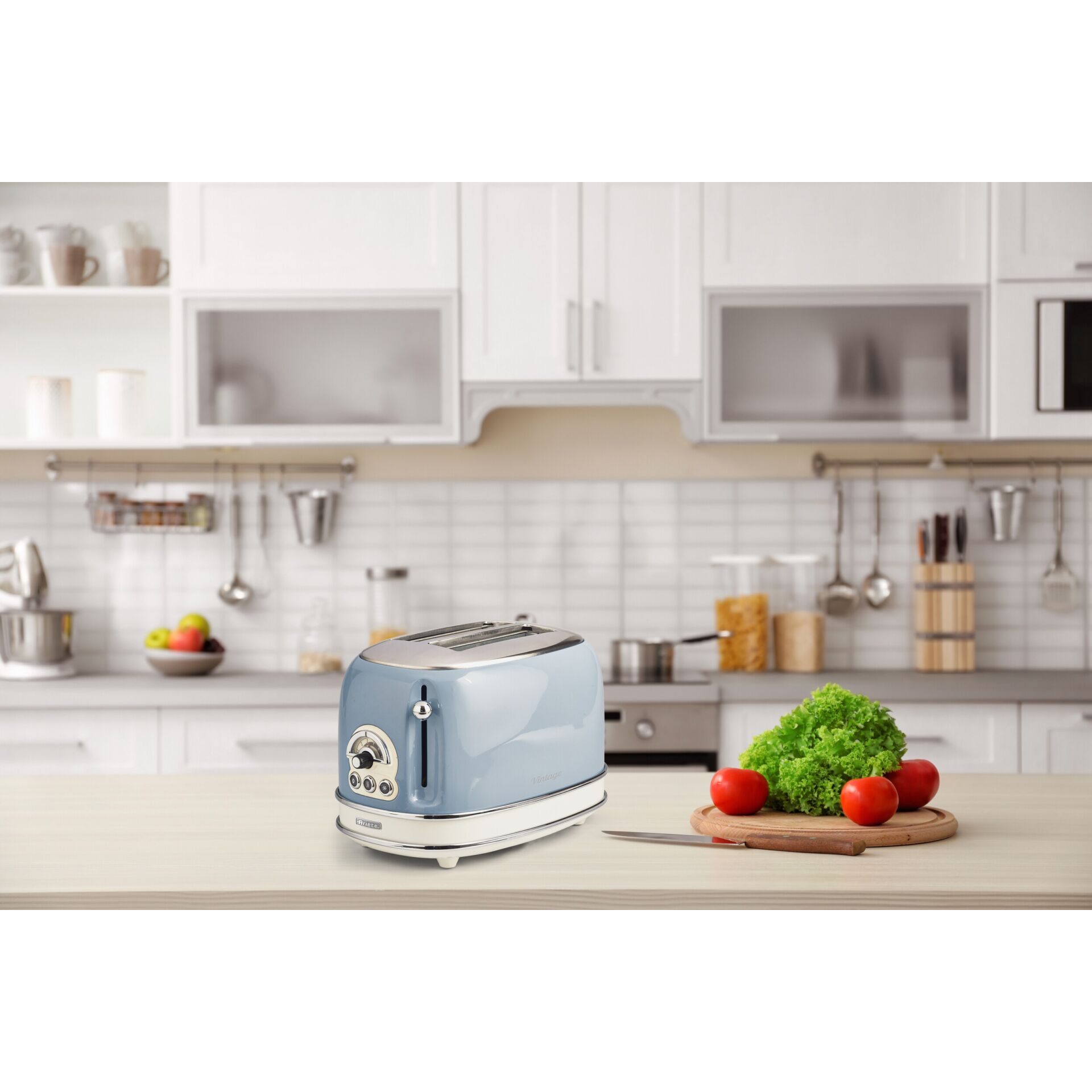 Toaster, Blaues Toaster, Küchengerät, Küchentheke, Obst und Gemüse auf Schneidebrett