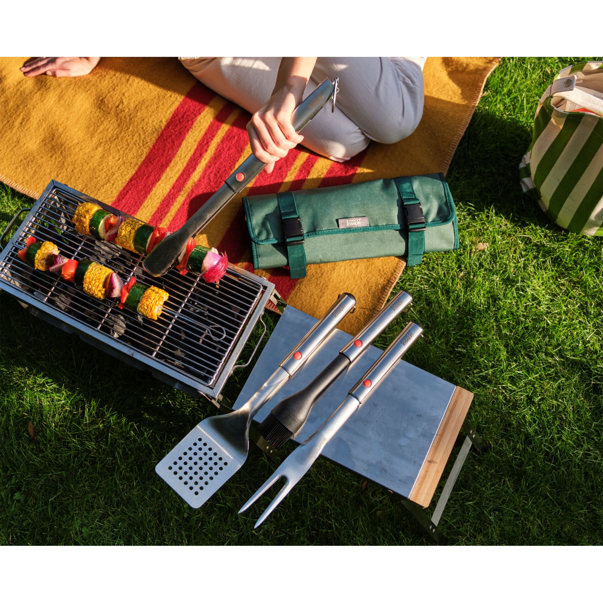 Utensil für die Küche, Zangen, Tasche, Handtasche, Person