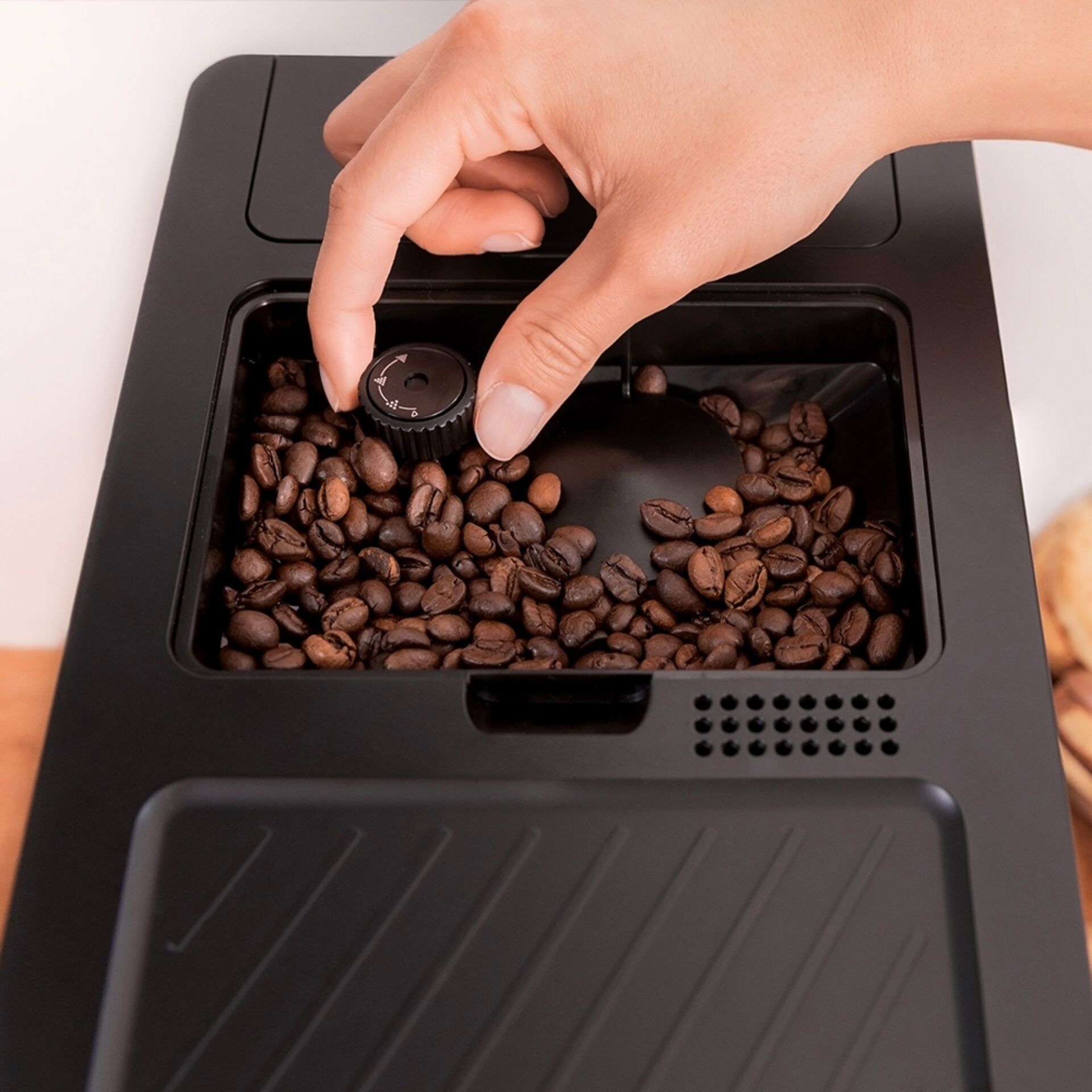 Kaffeemaschine, Kaffeeöl, Kaffeevollautomat, Kaffeebohnen, Bedienknopf