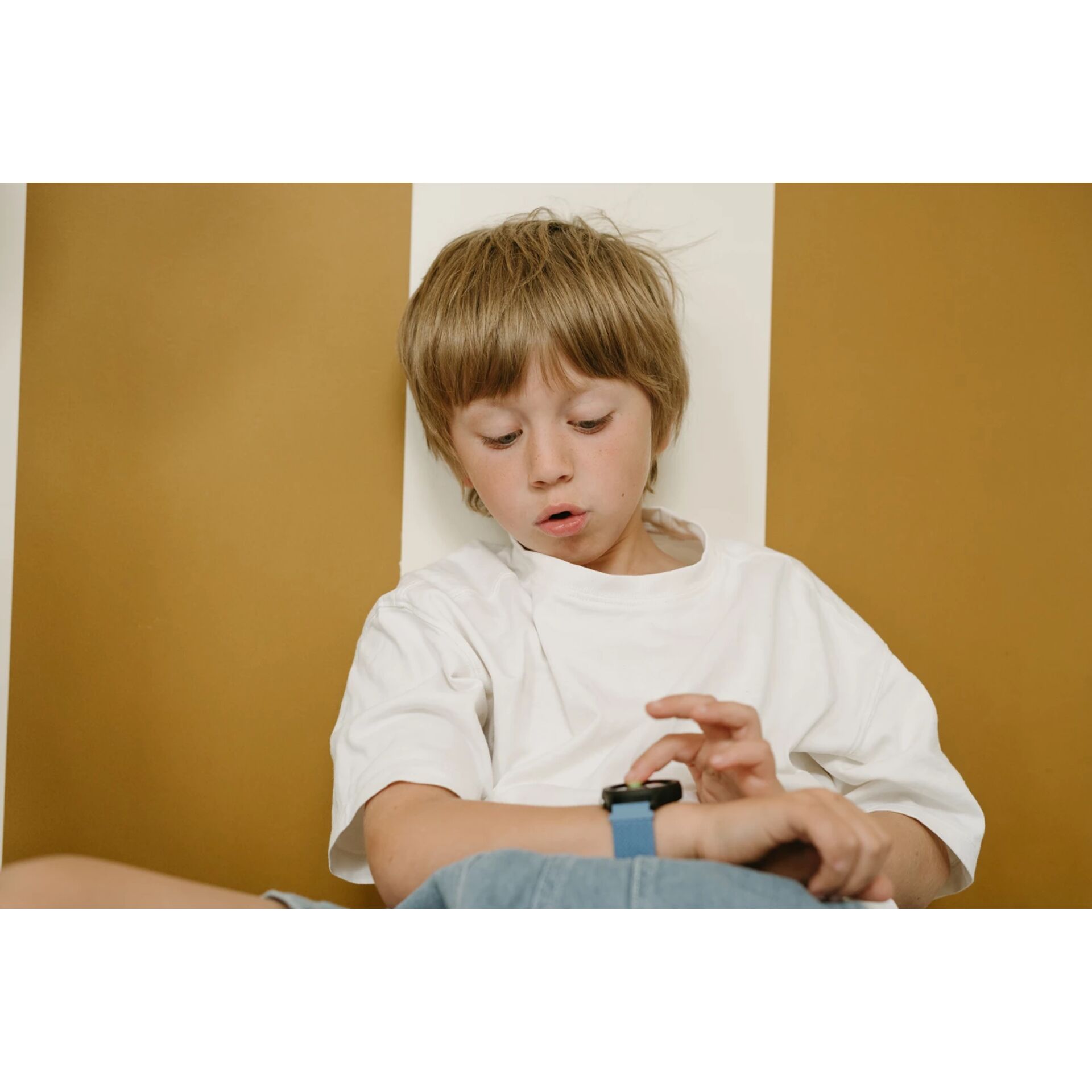 Kinder, Smartwatch, Weißes T-Shirt, Blaues Armband, Junge