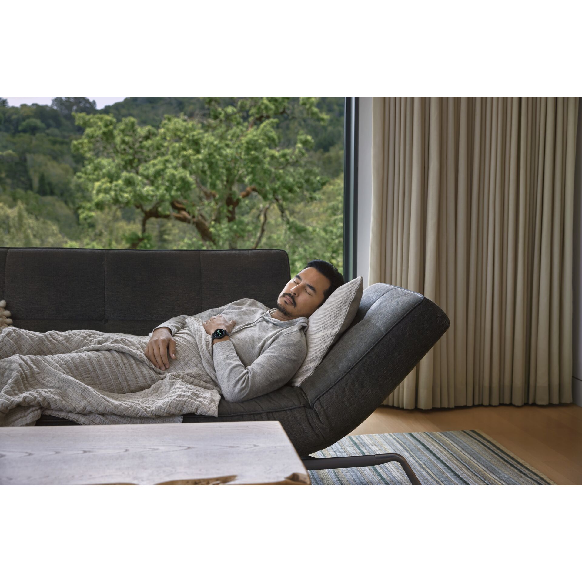 Moebel, Armbanduhr, Erwachsener, Mann, Person