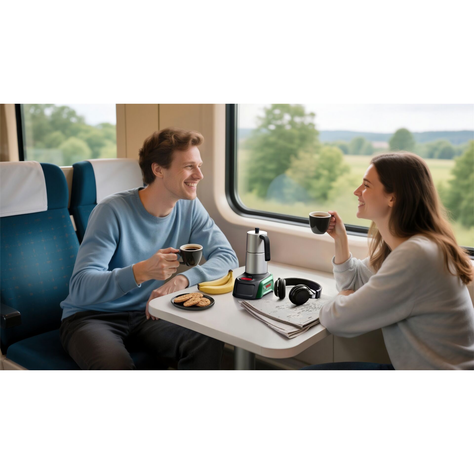 Kaffeemaschine, Reise-Setup, Tafelservice, Gabeln, Bananen