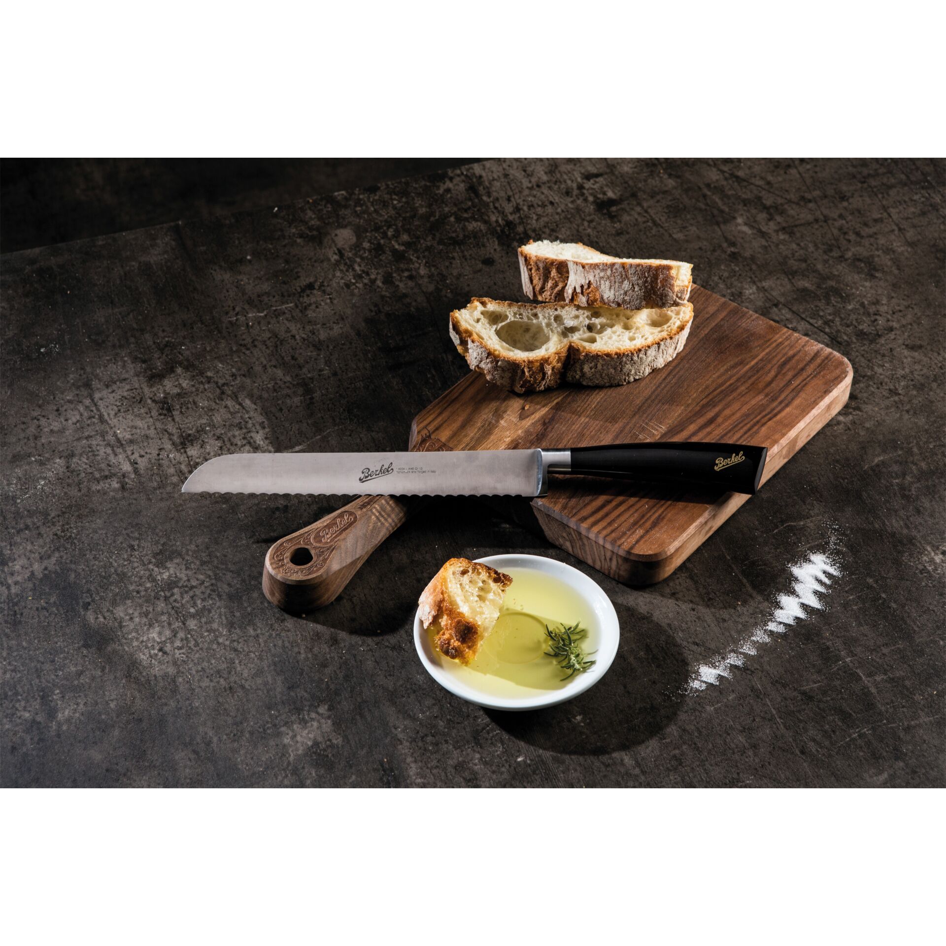 Brot, Brotmesser, Brotbrösel, Öle Dip, Käse/Butter Dip