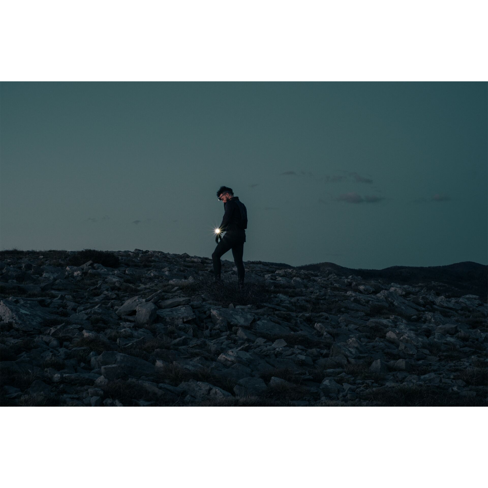 dämmerung, felsiger pfad, person, taschenlampe, rucksack