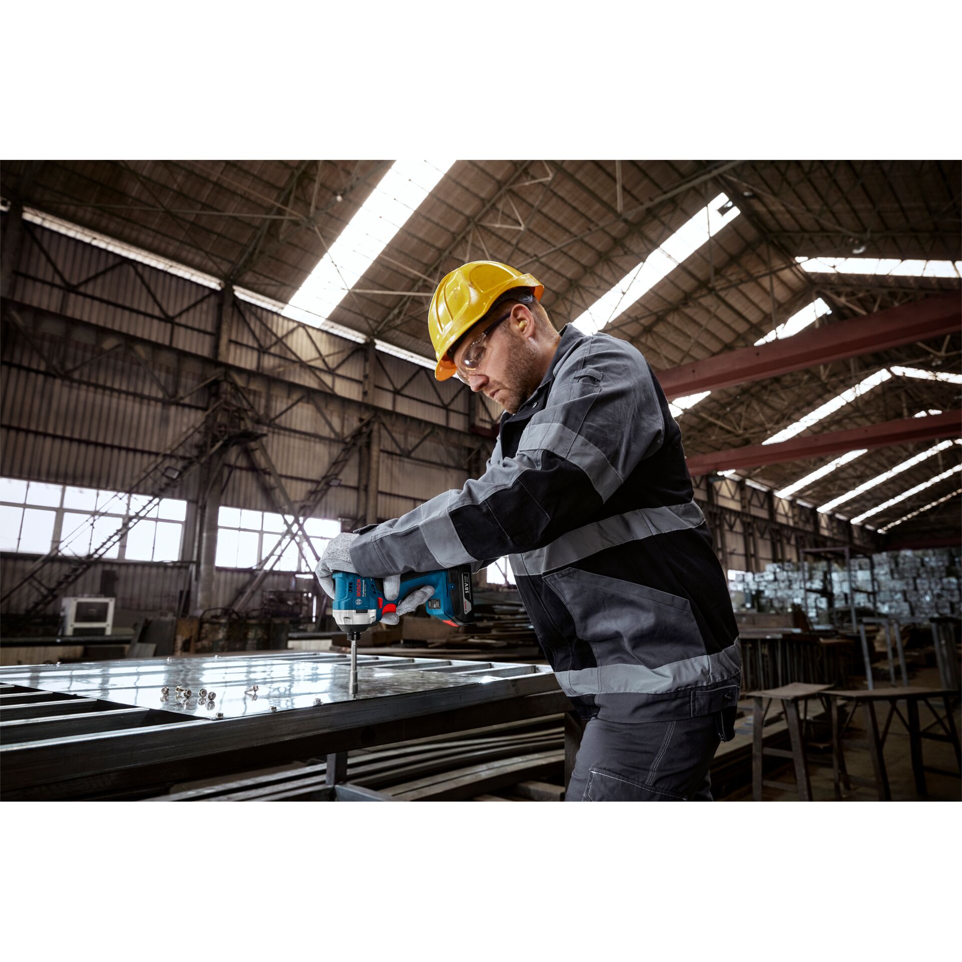 Arbeitshelm, Sicherheitsbrille, Werkstatt, Metallbearbeitung, Bohrmaschine