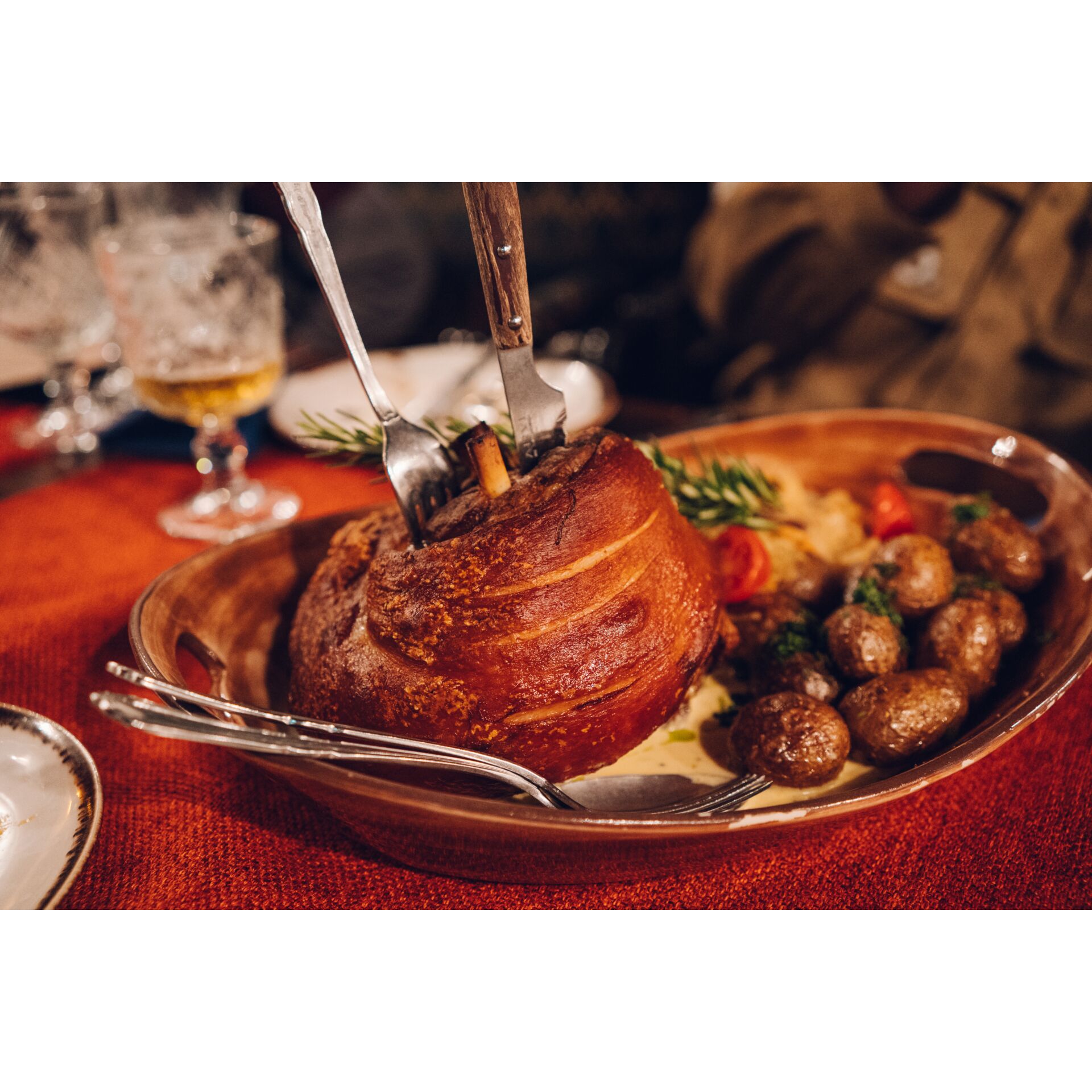Rinderbraten, roast Kartoffeln, Bratenplatte, Knochen mit Knochen, knusprige Kruste