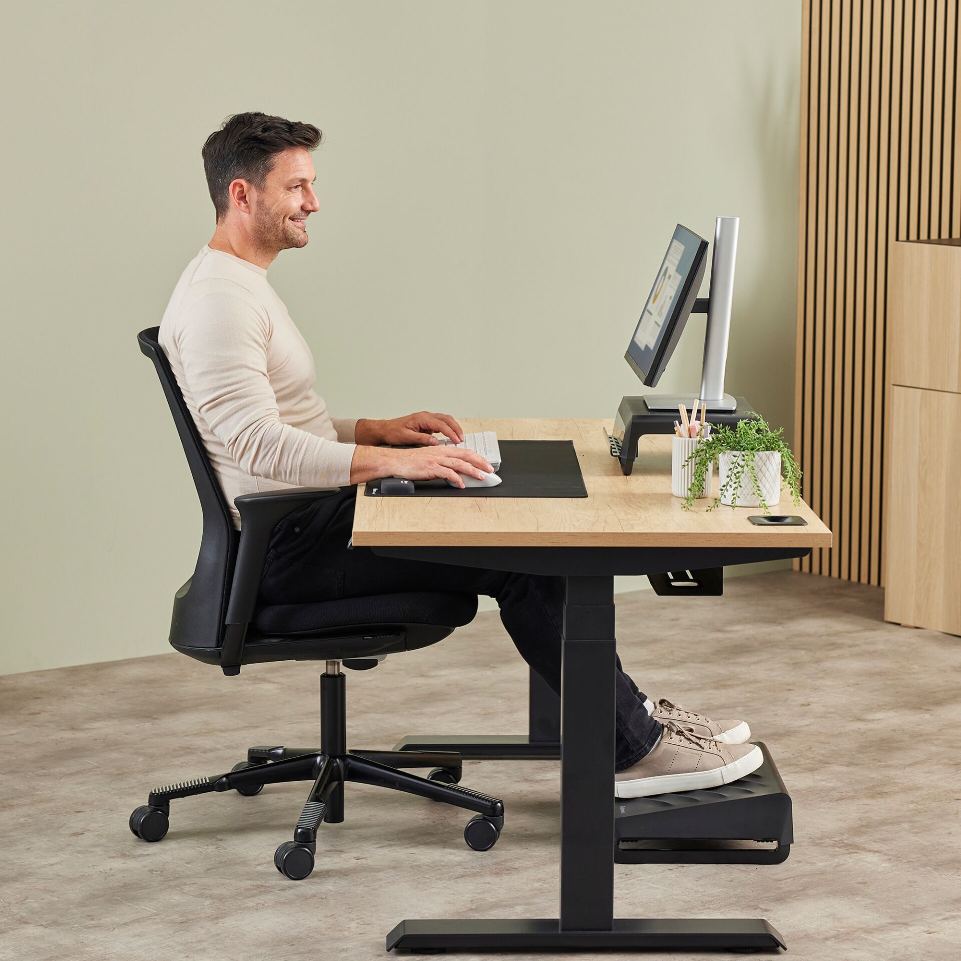 Moebel, Tabelle, Schreibtisch, Stuhl, Person