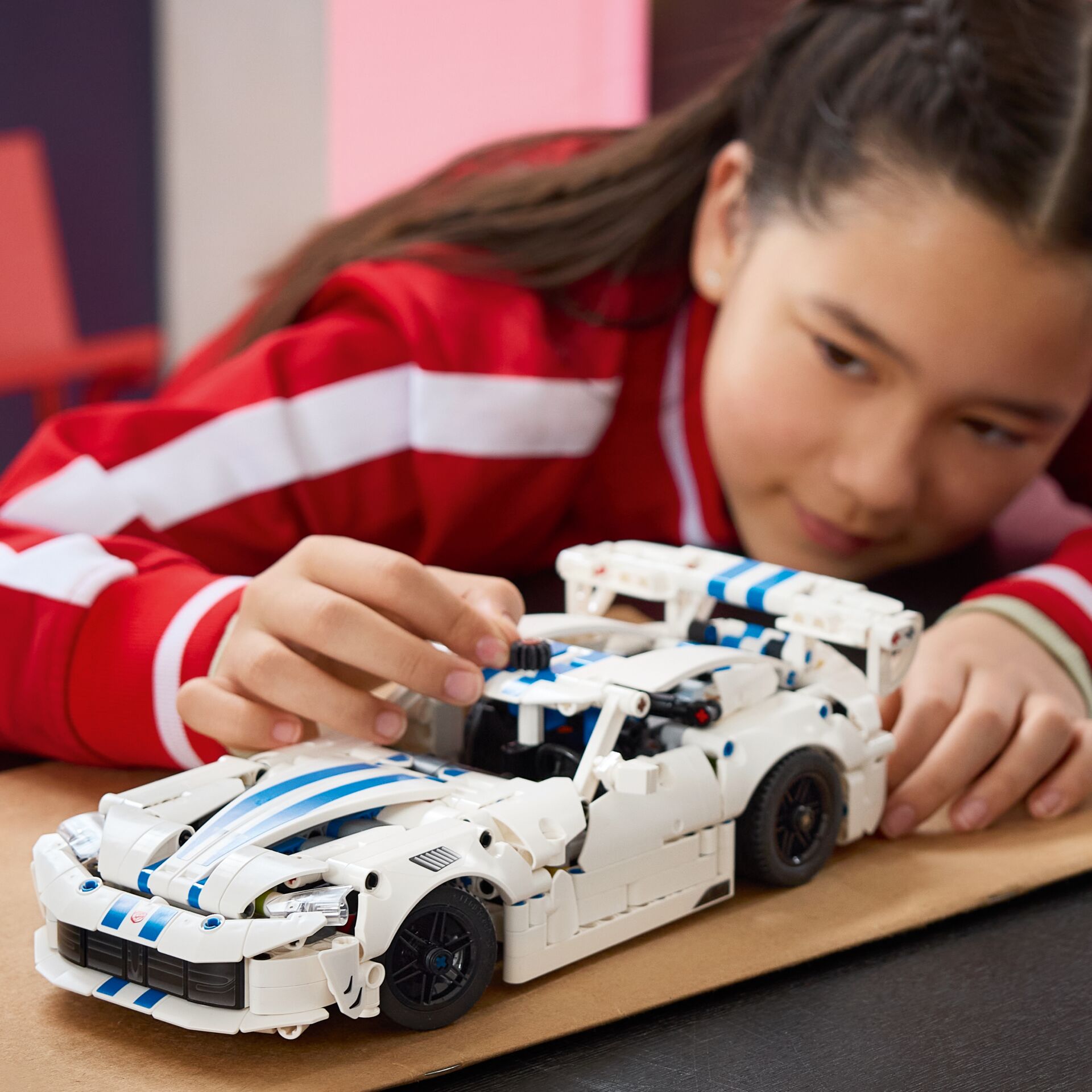 Kinder, Spielzeugauto, Bauklötze, weißer Wagen, Raupen-/Flügeldesign