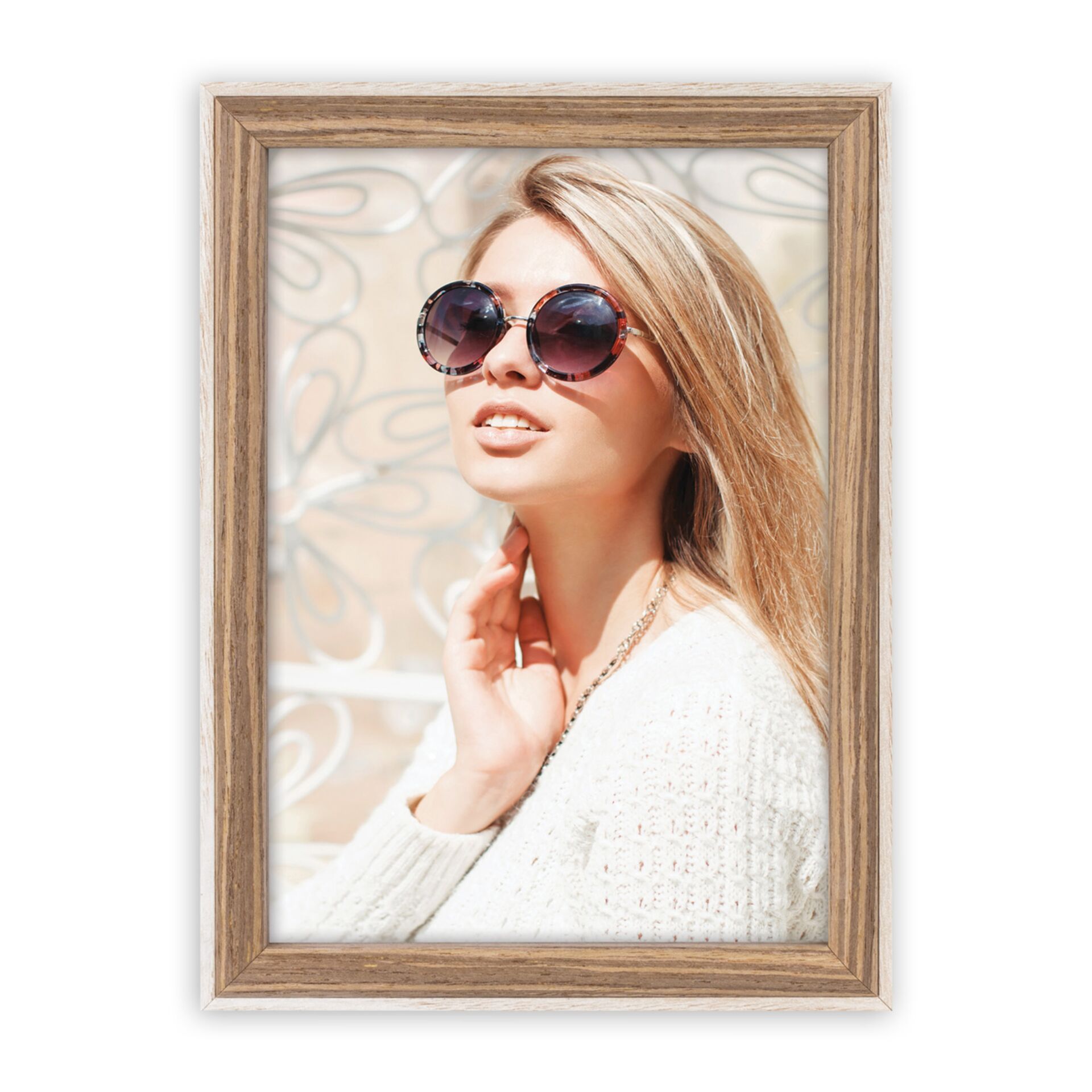 Sonnenbrille, runde Gläser, Kamouflage Rahmen, Framed Portrait, Weißer Pullover, Sonnenbrille, Runde Brillenfassung, Dunkle Gläser, Holzrahmen, Porträt
