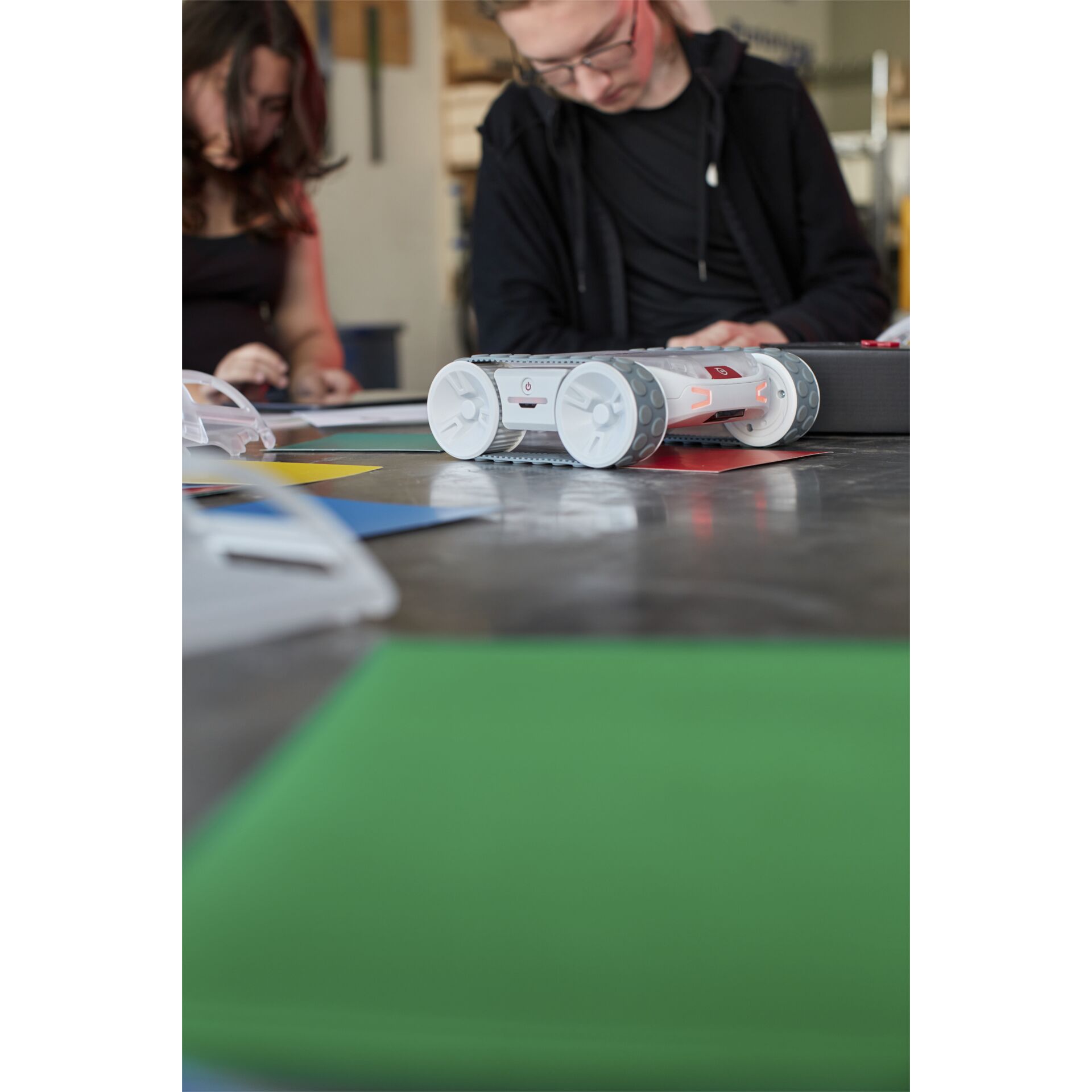 Person, Drinnen, Innenarchitektur, Mobiliar, Tabelle