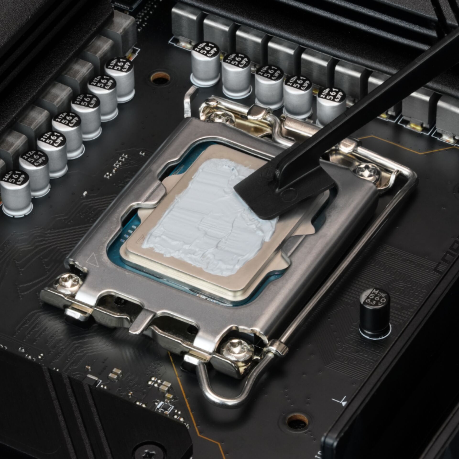 CPU, LGA-Sockel, CPU-Kühler, Wärmeleitpaste, Motherboard