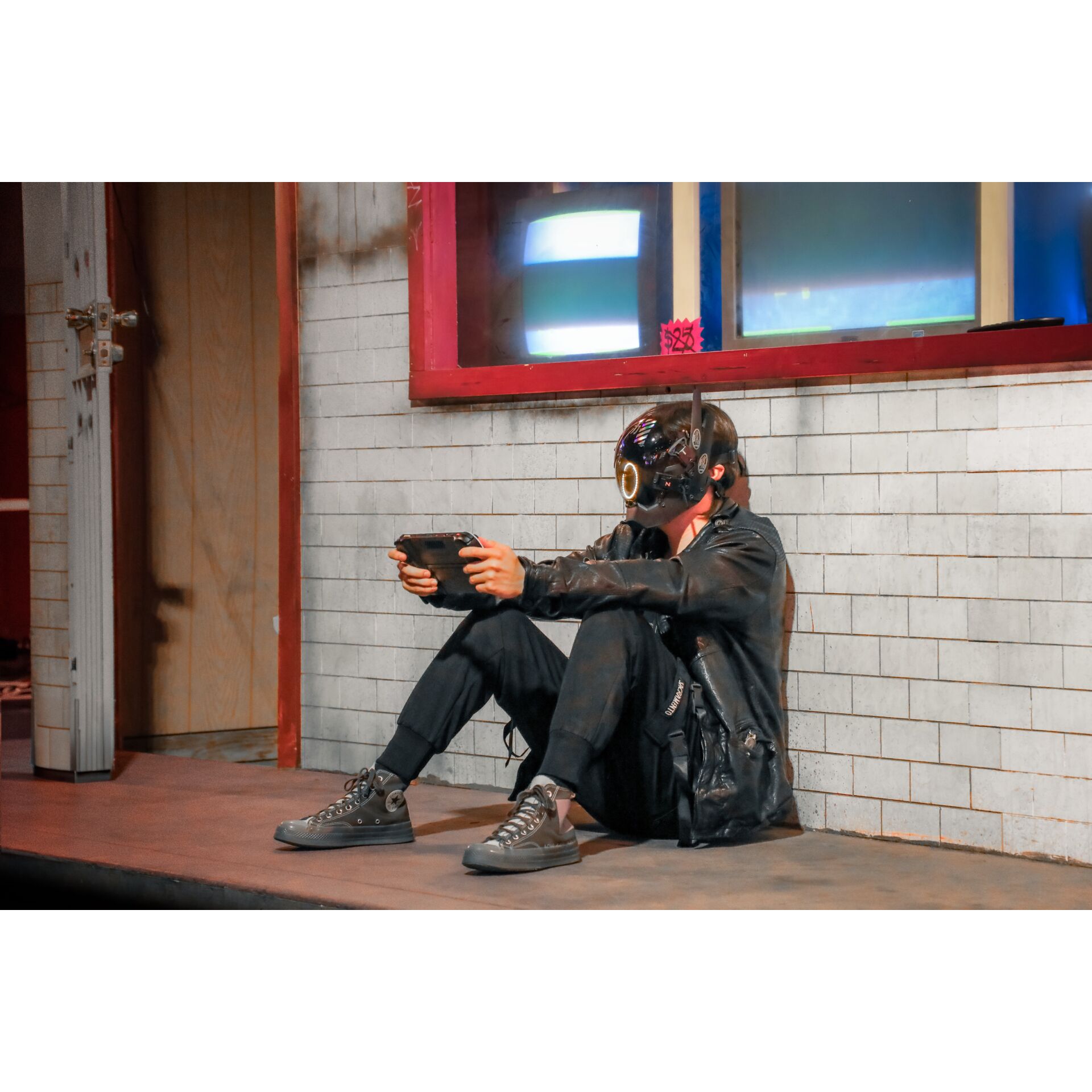 VR-Headset, Helm, schwarze-Jacke, Sneaker, Tablet