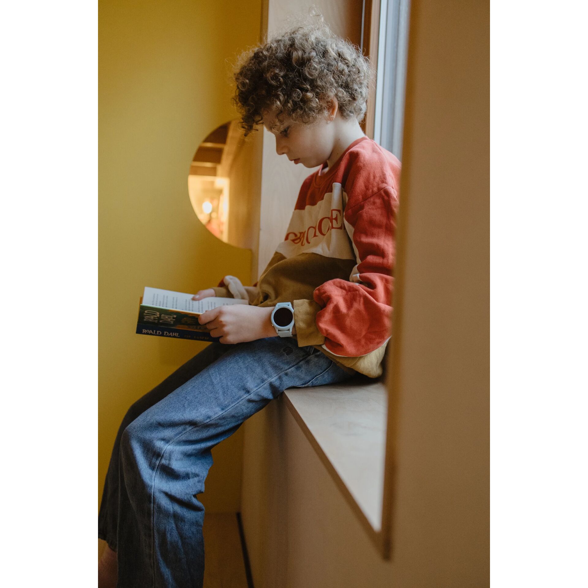 Kind, Uhr, Jeans, Sweatshirt, Buch