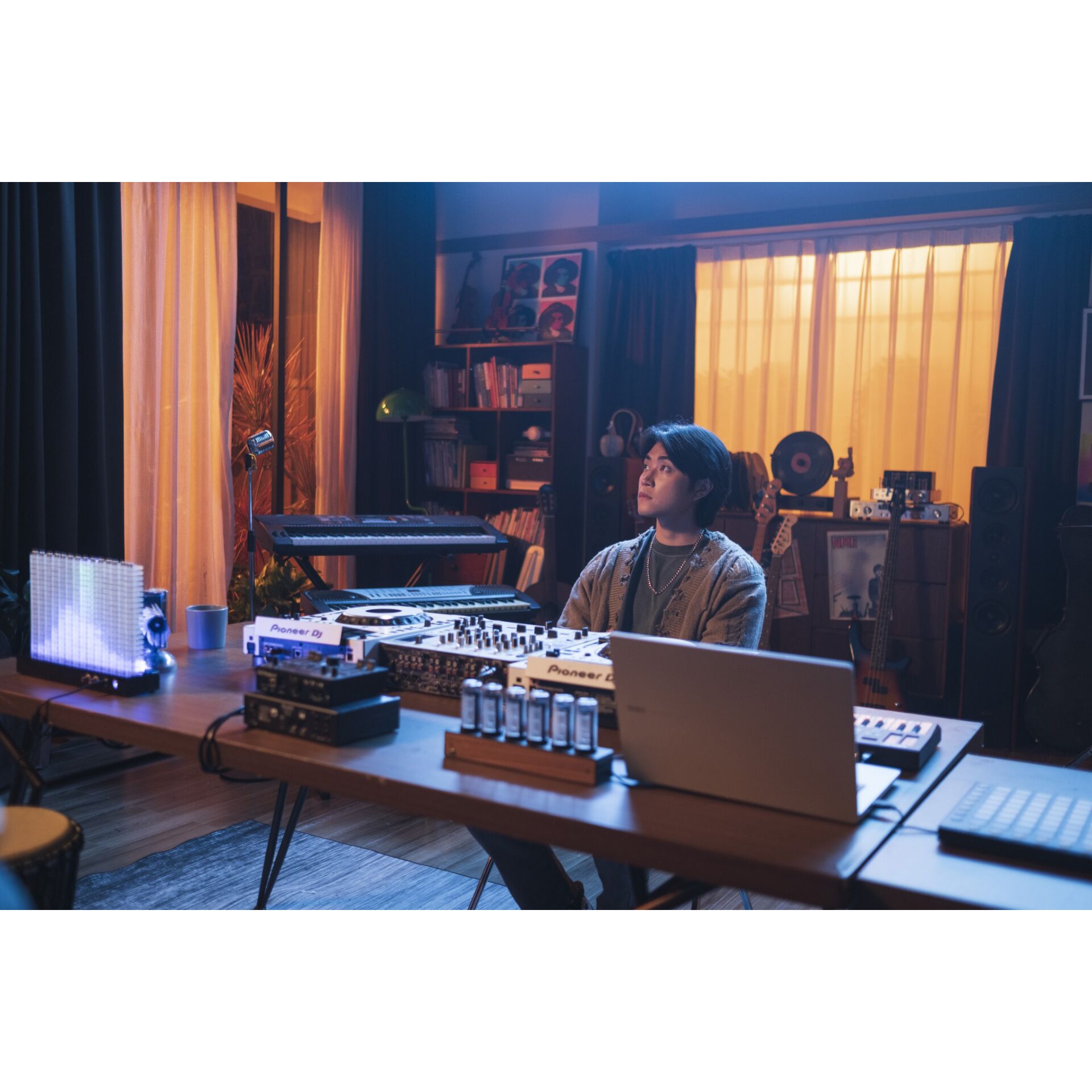 Innenarchitektur, Person, Tasse, Bildschirm, Halskette