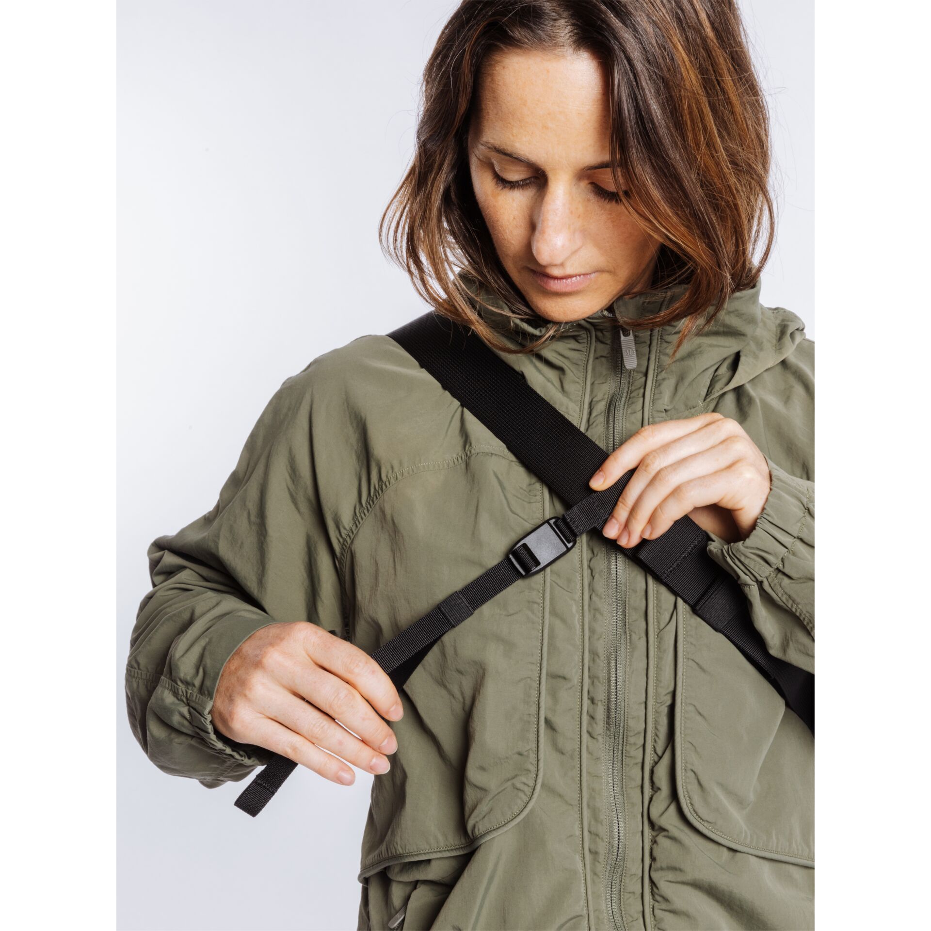 Jacke, Olivgrün, Kapuze, Reißverschluss vorne, Schultergurt