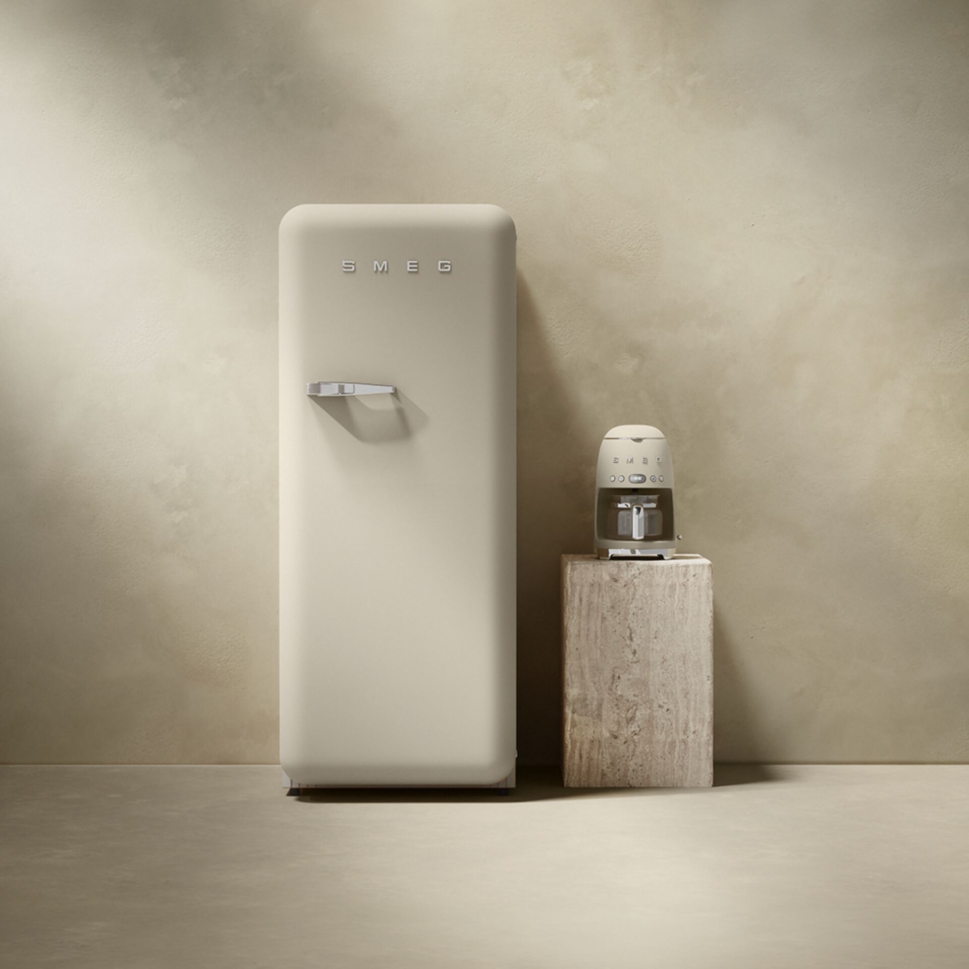 retroer Kühlschrank, cremefarbener Kühlschrank, Küchengerät, Kaffeemaschine, neutrale Farbe