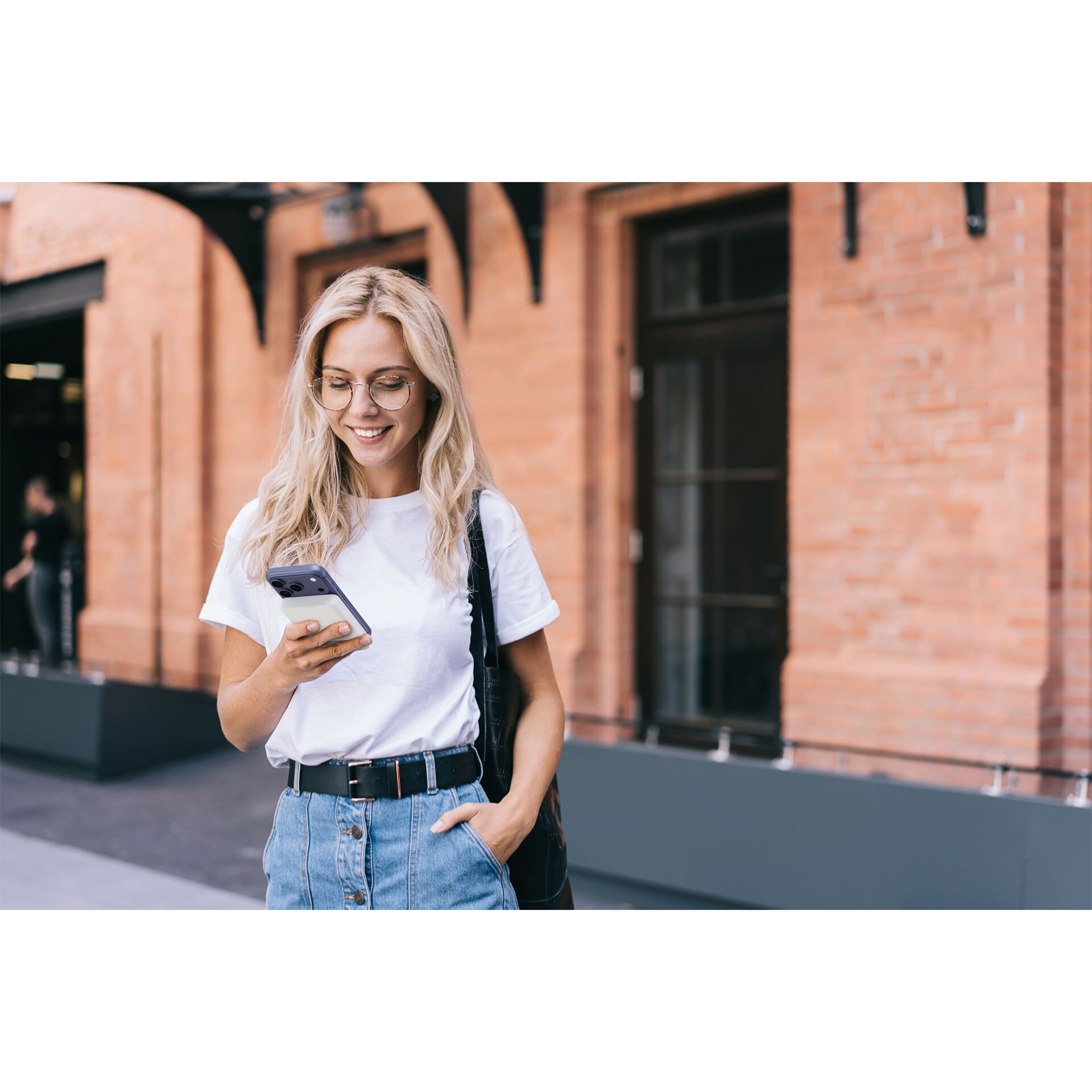 blonde, brille, weißes t-shirt, jeans-shorts, smartphone