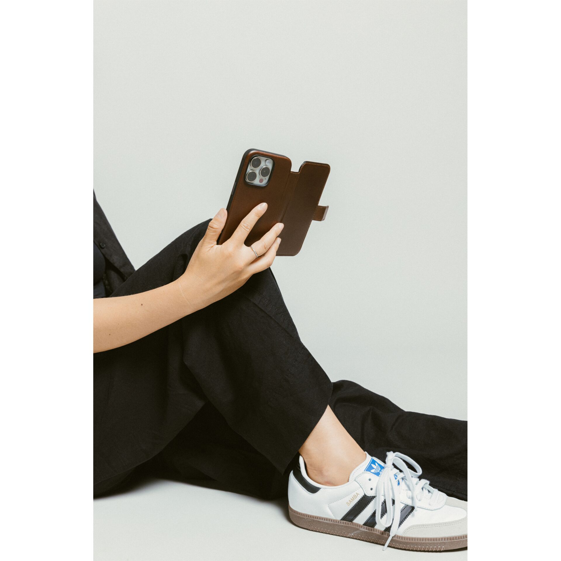 Schuhwerk, Schuh, Sneaker, Person, Sitzen