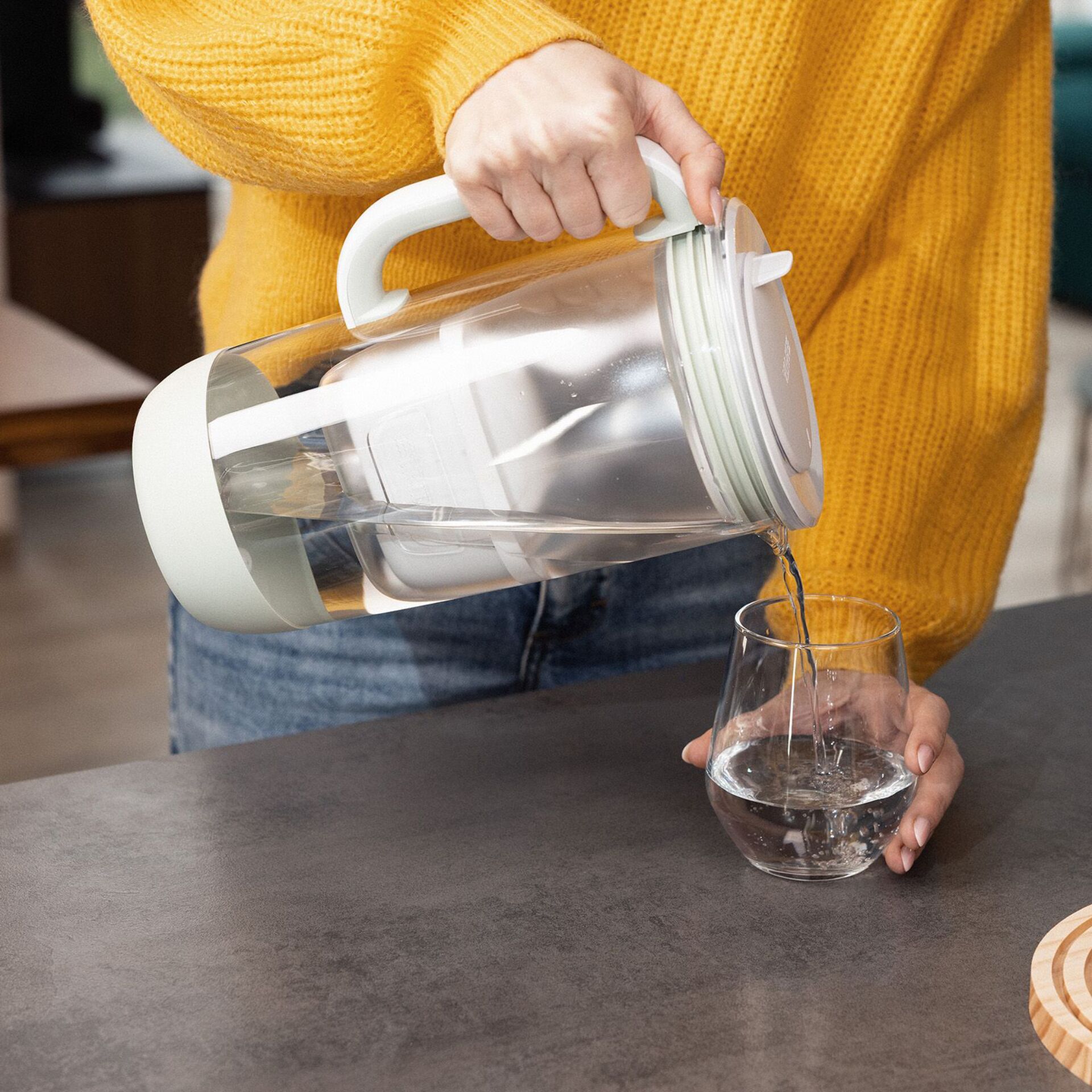 Wasserfilterkanne, Kunststoffkanne, transparenter Behälter, Tragegriff, Ausgießdeckel