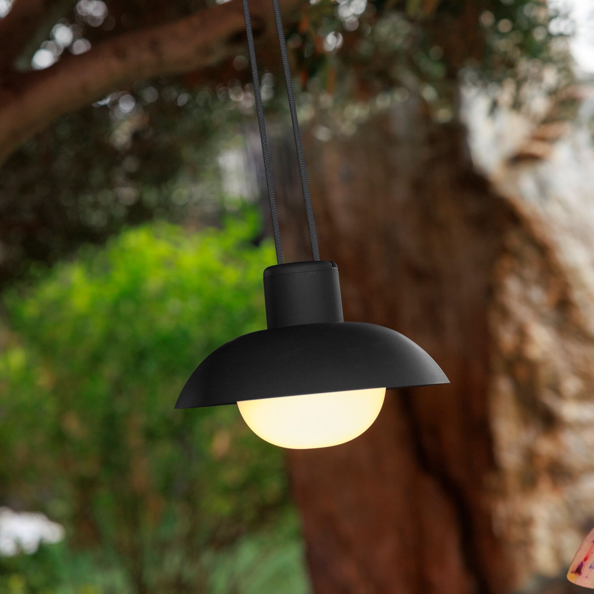 hängende Lampe, Außenleuchte, LED-Lampe, Schwarze Lampenschirm, Glühbirne sichtbar