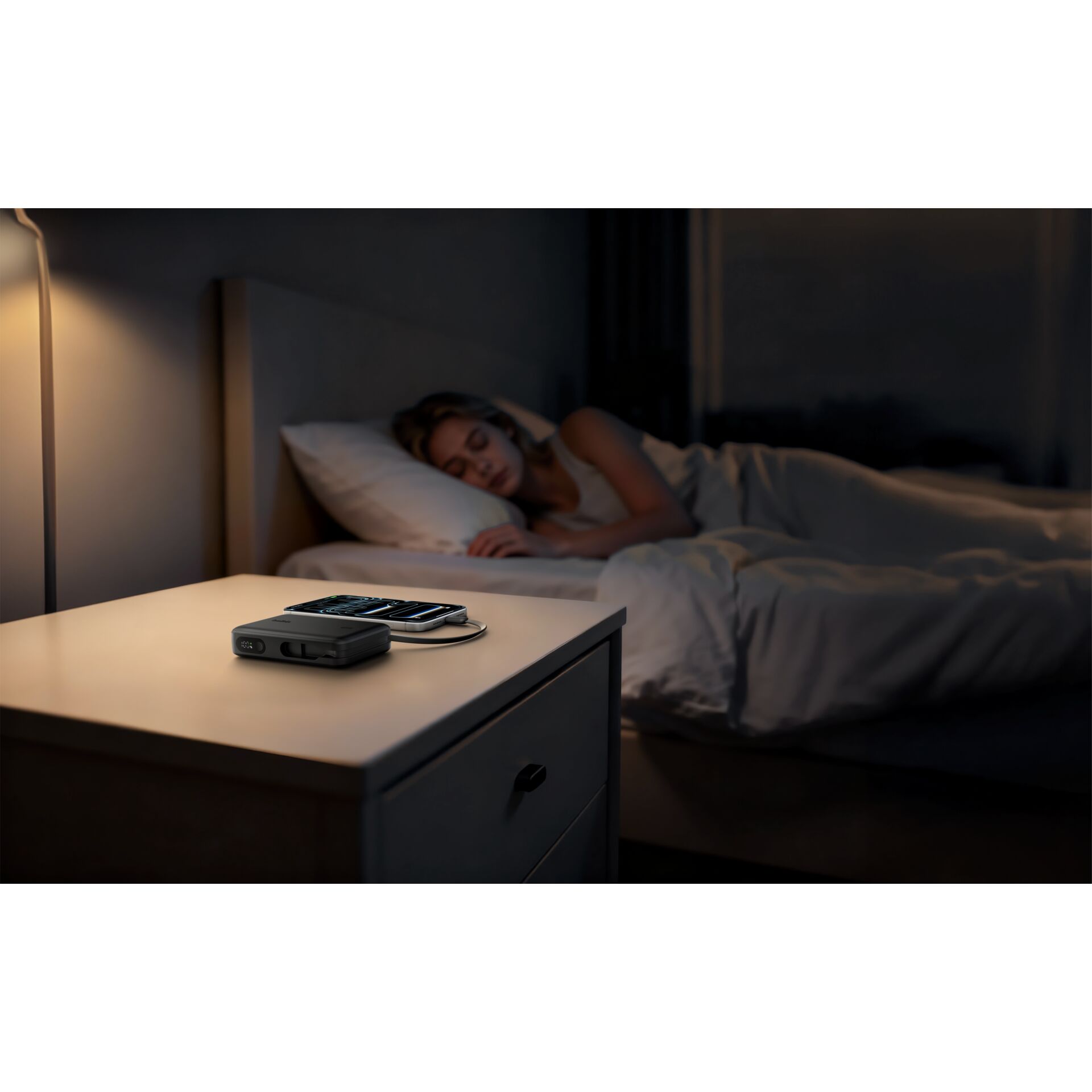 Schlafzimmer, Nachtstand, Smartphone, Ladegerät, Schlafzimmerlampe