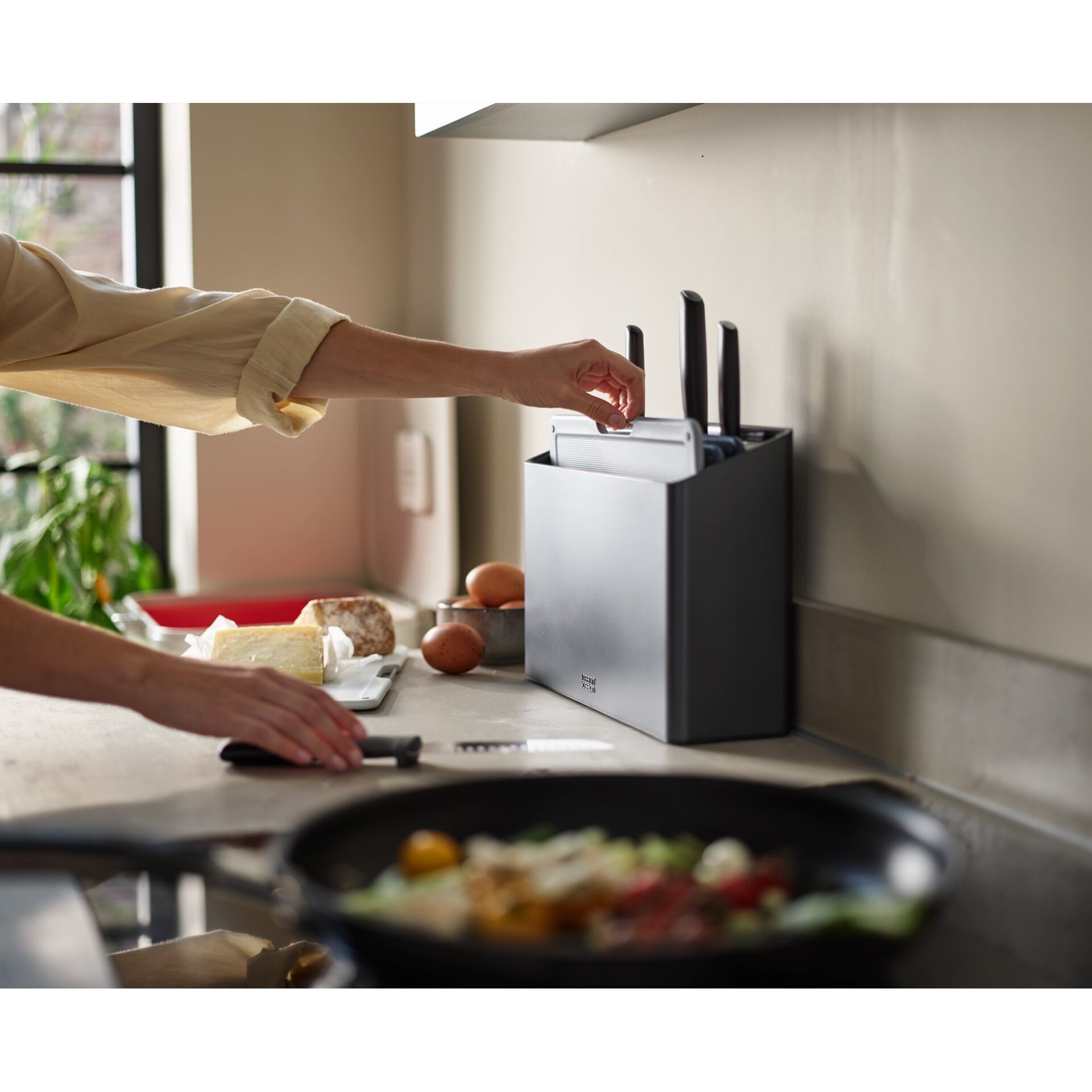 Person, Brot, Essen, Kochpfanne, Kochgeschirr