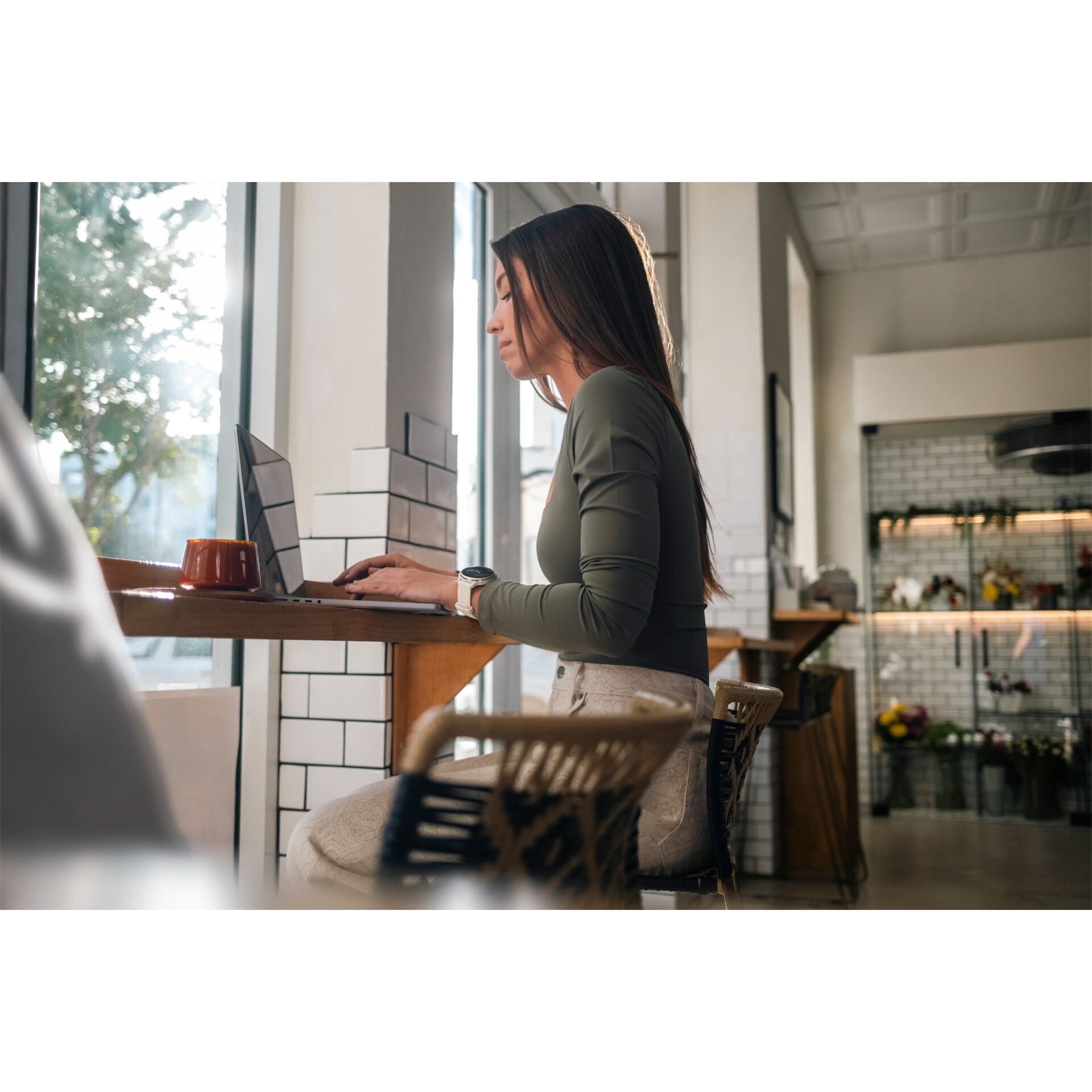 Tabelle, Innenarchitektur, Person, Sitzen, Schreibtisch, Tabelle, Innenarchitektur, Person, Sitzend, Schreibtisch