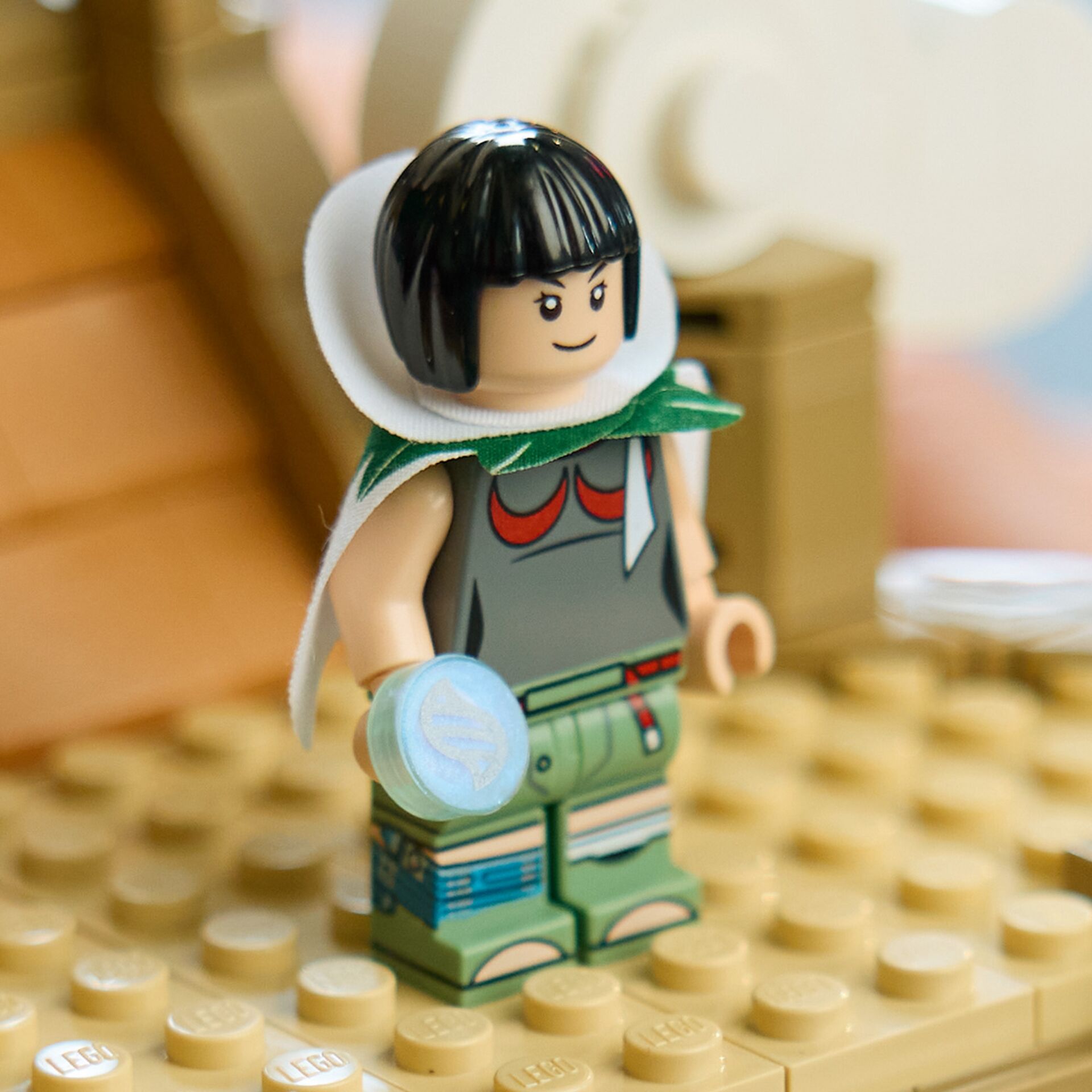Minifigur, Cape, grüne Hose, grauer Oberkörper, blauer Schild