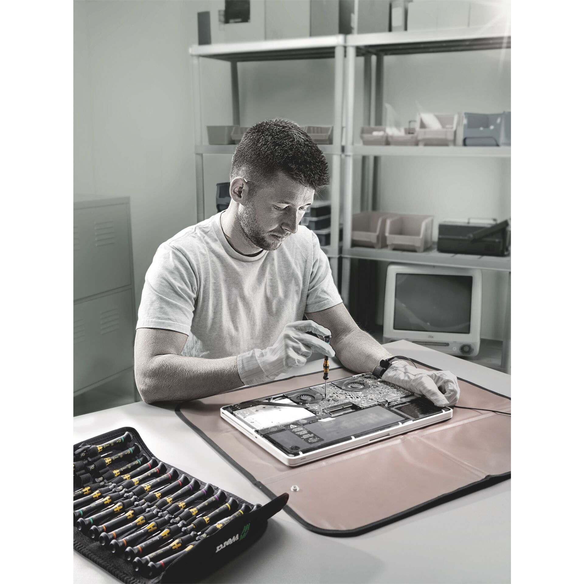 Bekleidung, Handschuh, Computerausrüstung, Überwachen, Bildschirm