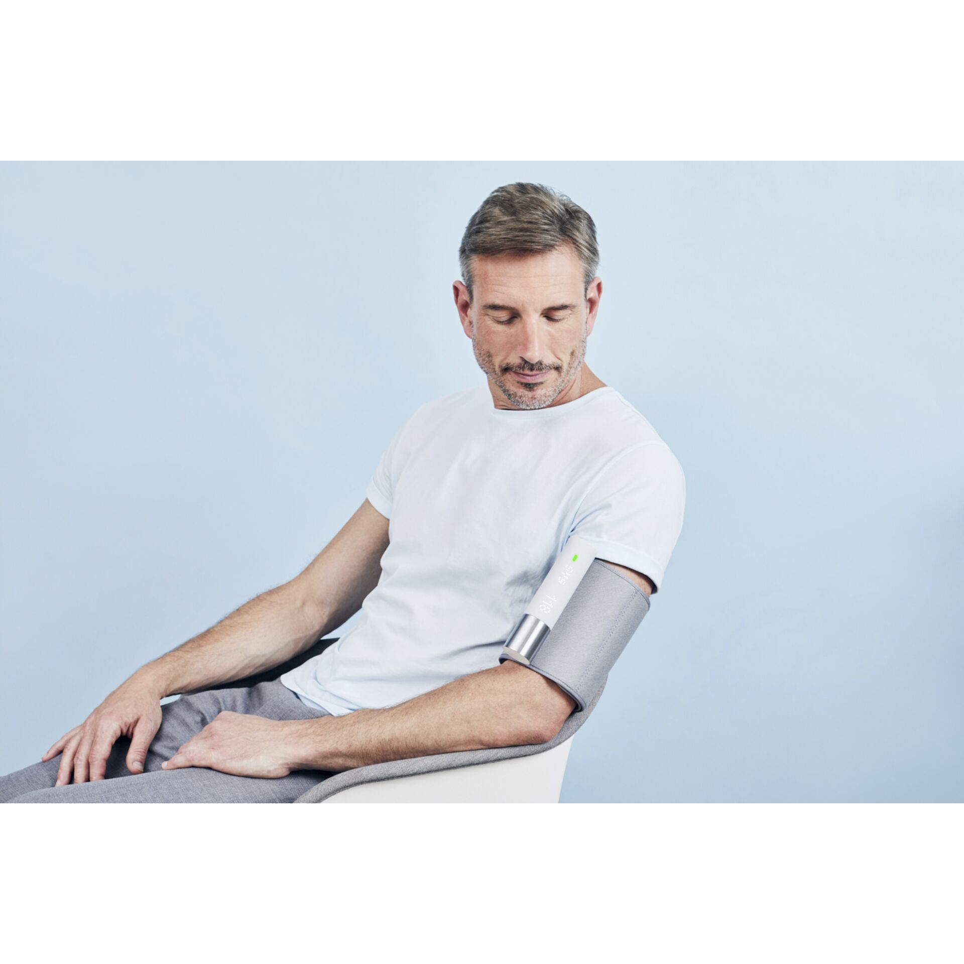 Person, Sitzen, T-Shirt, Erwachsener, Mann