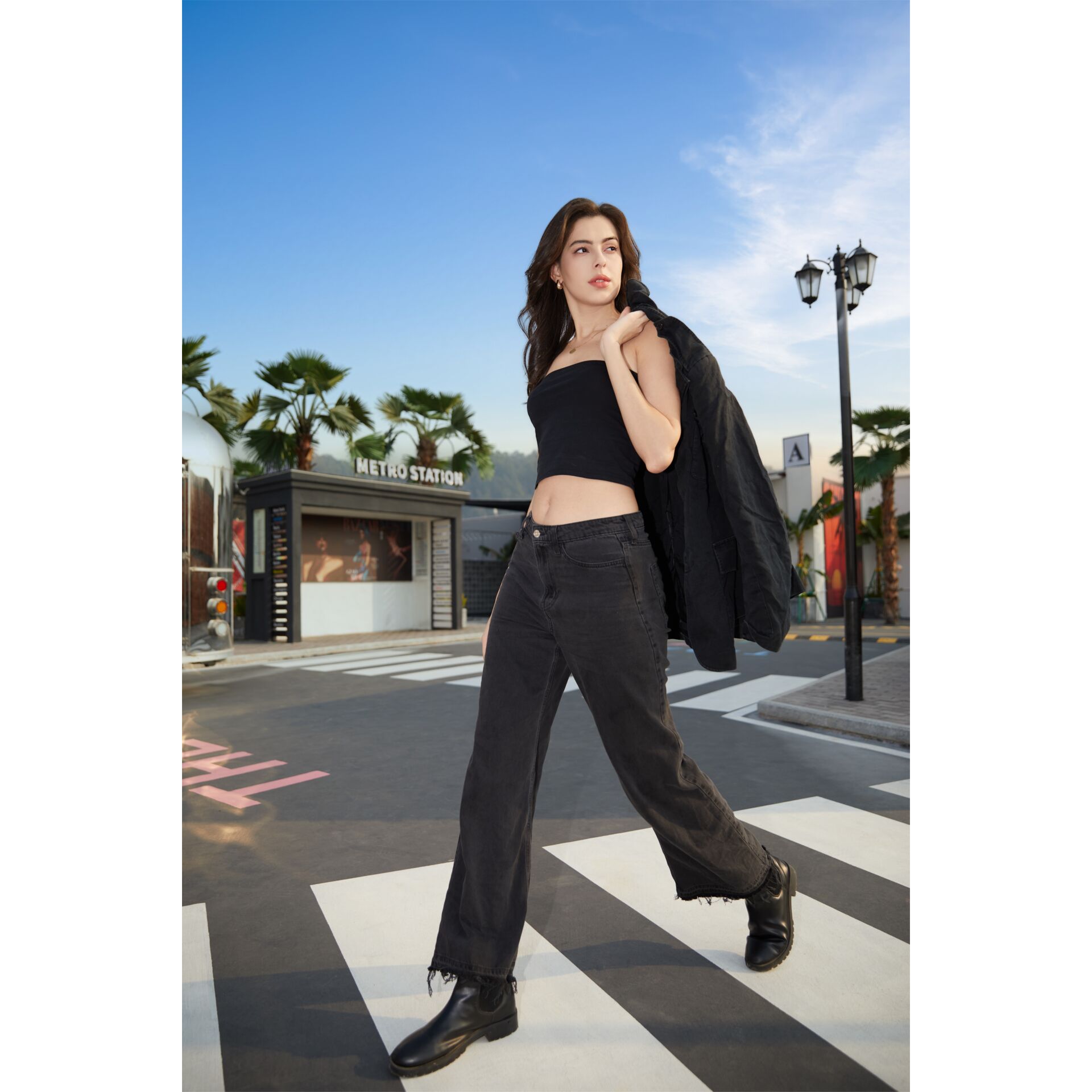 crop top, Tank top, schwarzes Oberteil, schwarze Jeans, Stiefel