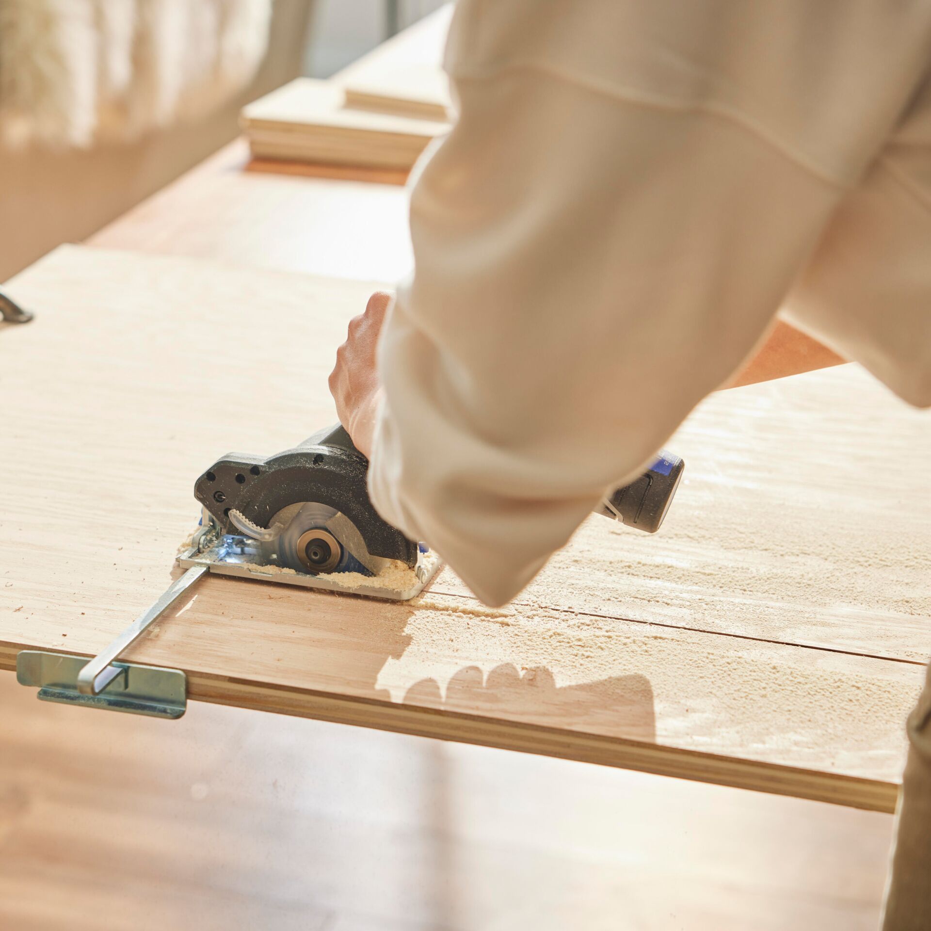 Person, Holzbearbeitung