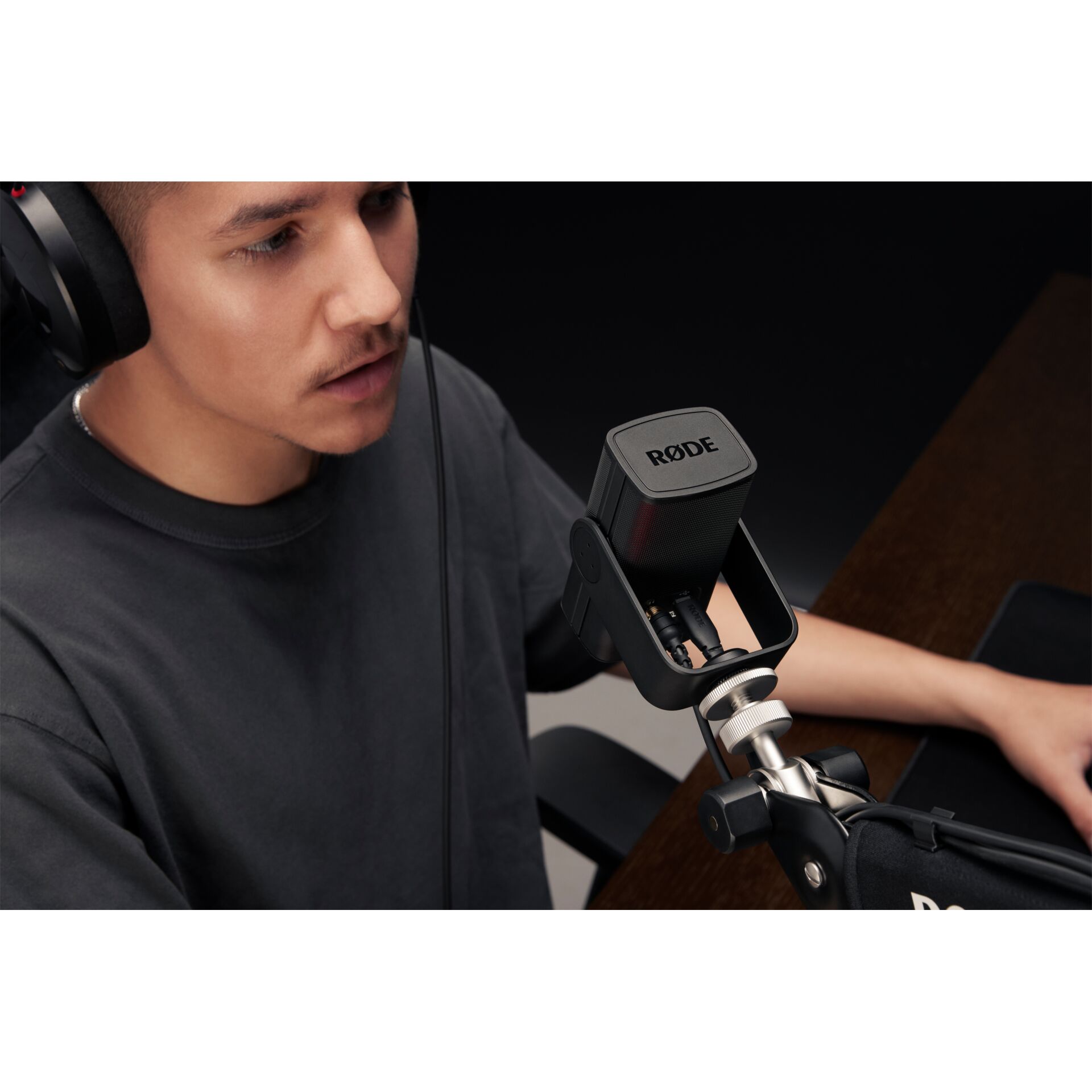 Elektrisches Gerät, Mikrophon, Person, Kissen, Gesicht