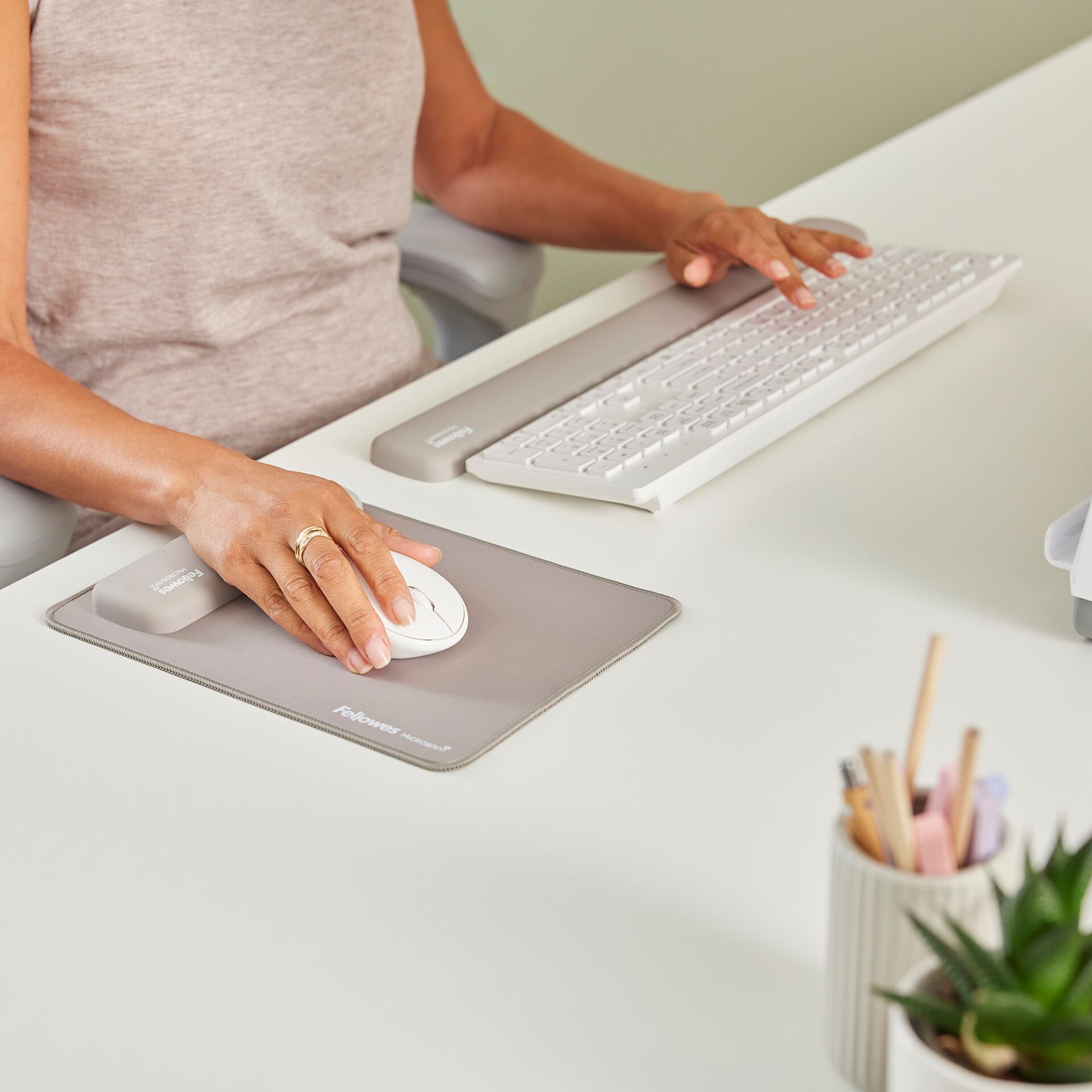 Computer-Tastatur, Hardware, Mobiliar, Tabelle, Person