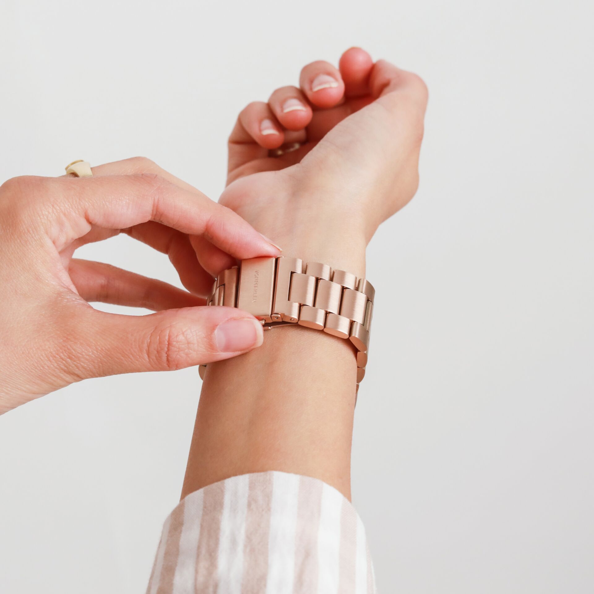 Hand, Person, Handgelenk, Armreif, Finger, Hand, Person, Handgelenk, Armreif, Finger