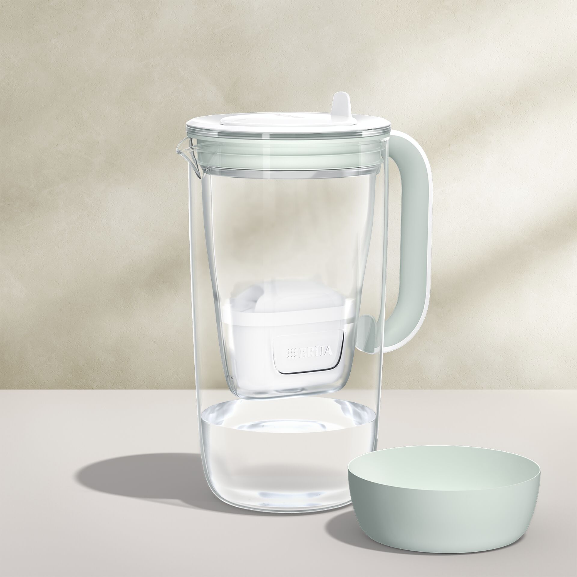Wasserfilterkanne, transparenter Kunststoff, weißer Filter, Deckel mit Klappe, hellgrüner Griff