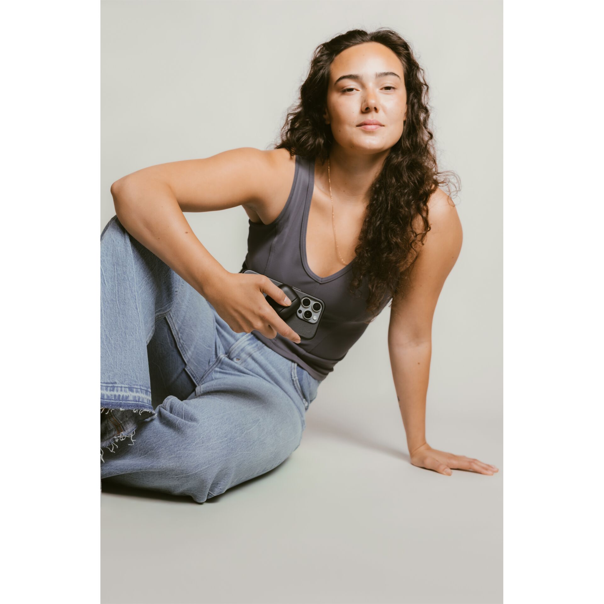 Hosen, Person, Sitzen, Erwachsener, Frau, Hosen, Person, Sitzend, Erwachsener, Frau