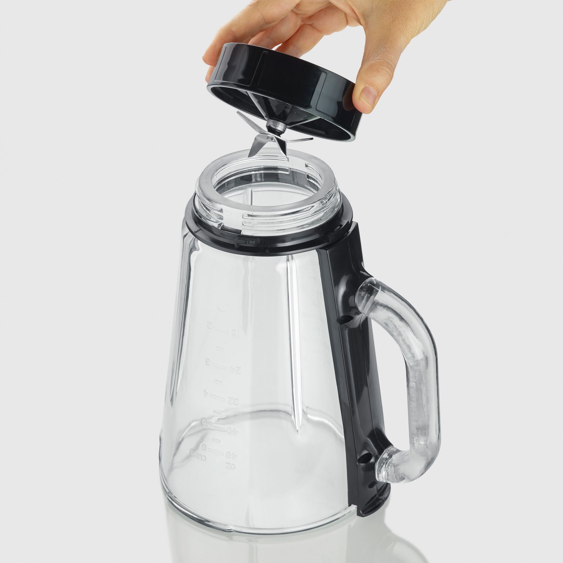 Mixerbehälter, transparenter Kunststoff, schwarzer Deckel, Messskala, Griff