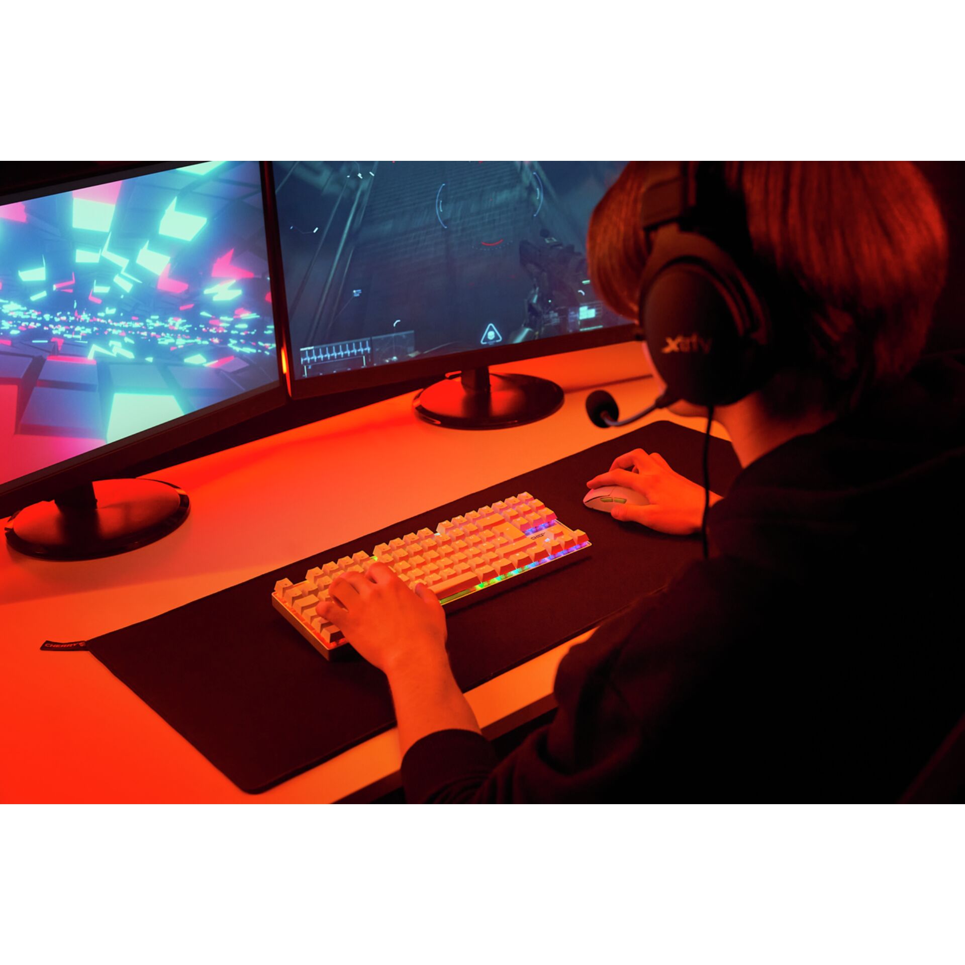 Gaming-Setup, RGB-Tastatur, Dual-Monitor, Headset, Maus