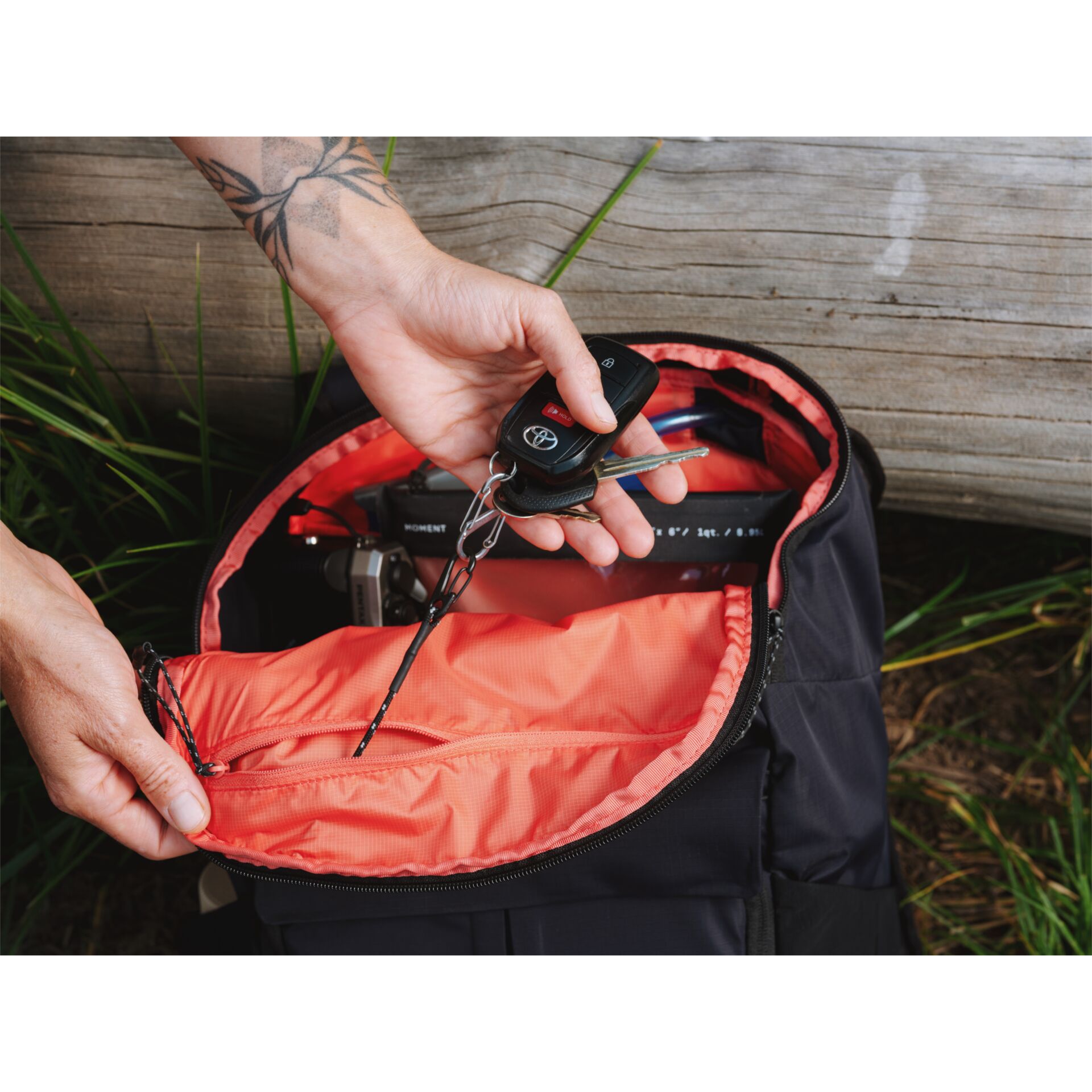 backpack, front-pocket, red lining, carrying handle, car keys