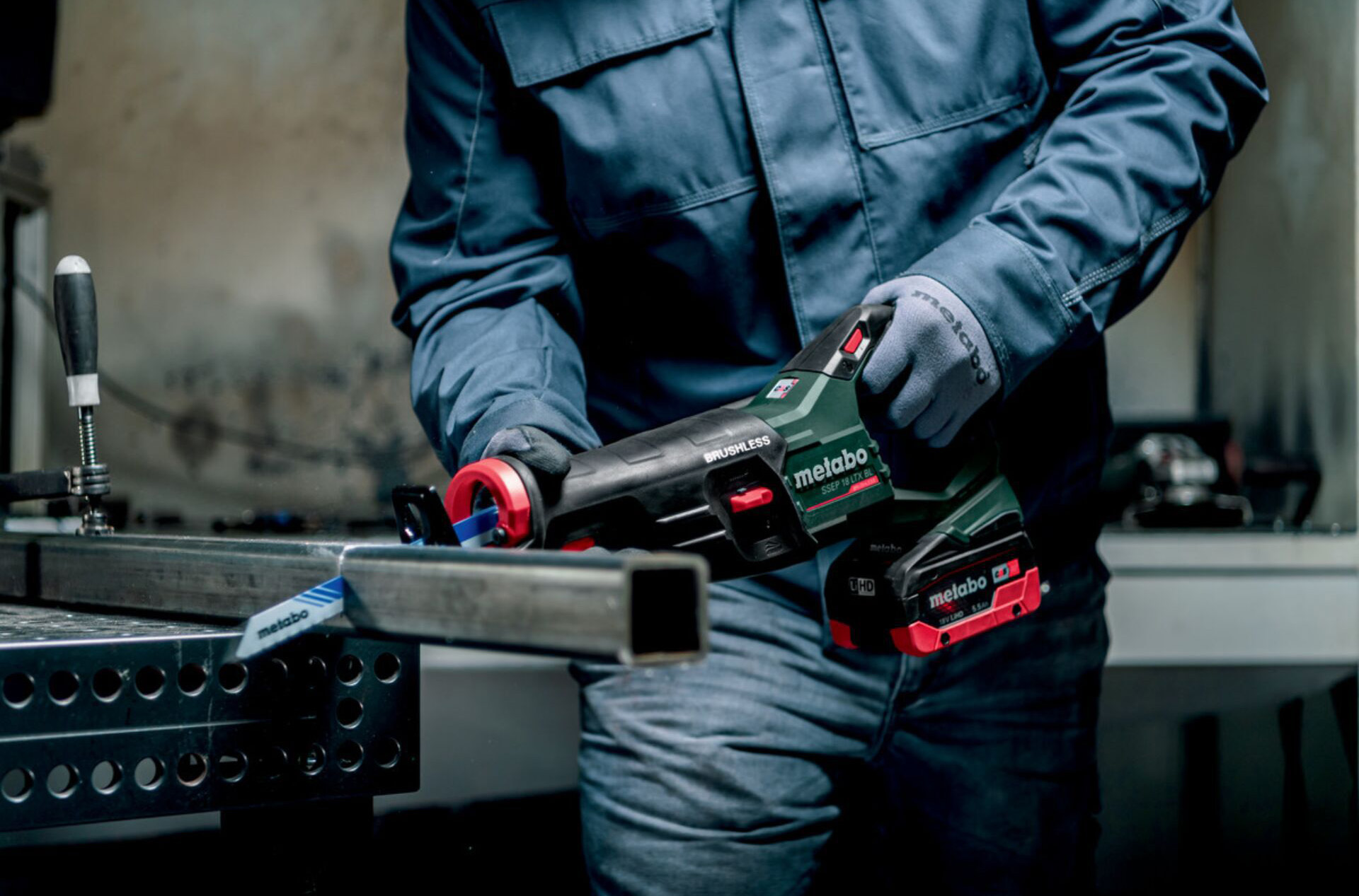 Kordeloser drill, Akkuwerkzeug, Metallbearbeitung, grüne Batterie, Arbeitshandschuhe