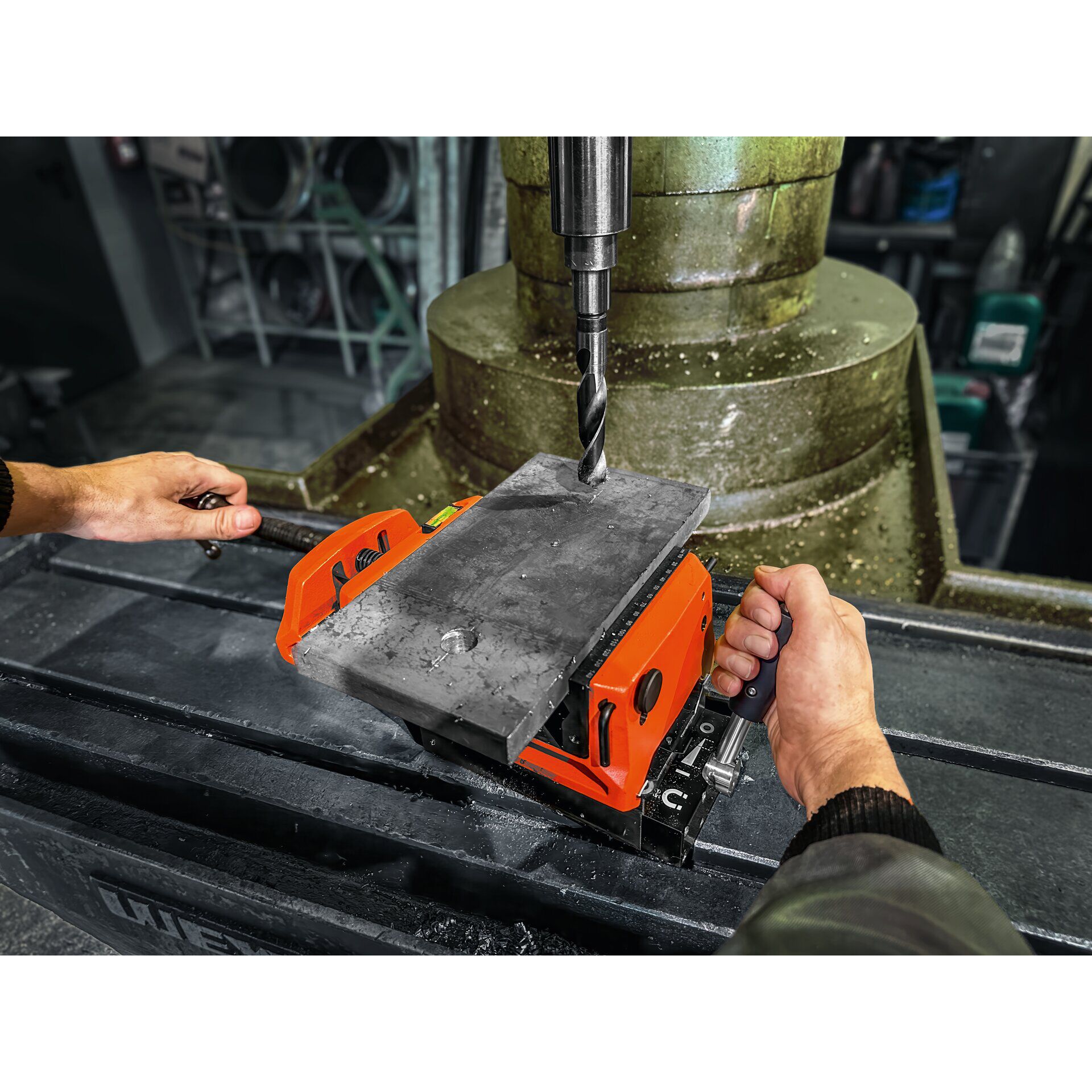 bohrmaschine, bohrvorrichtung, metallbearbeitung, fräsvorrichtung, oranges Werkzeug