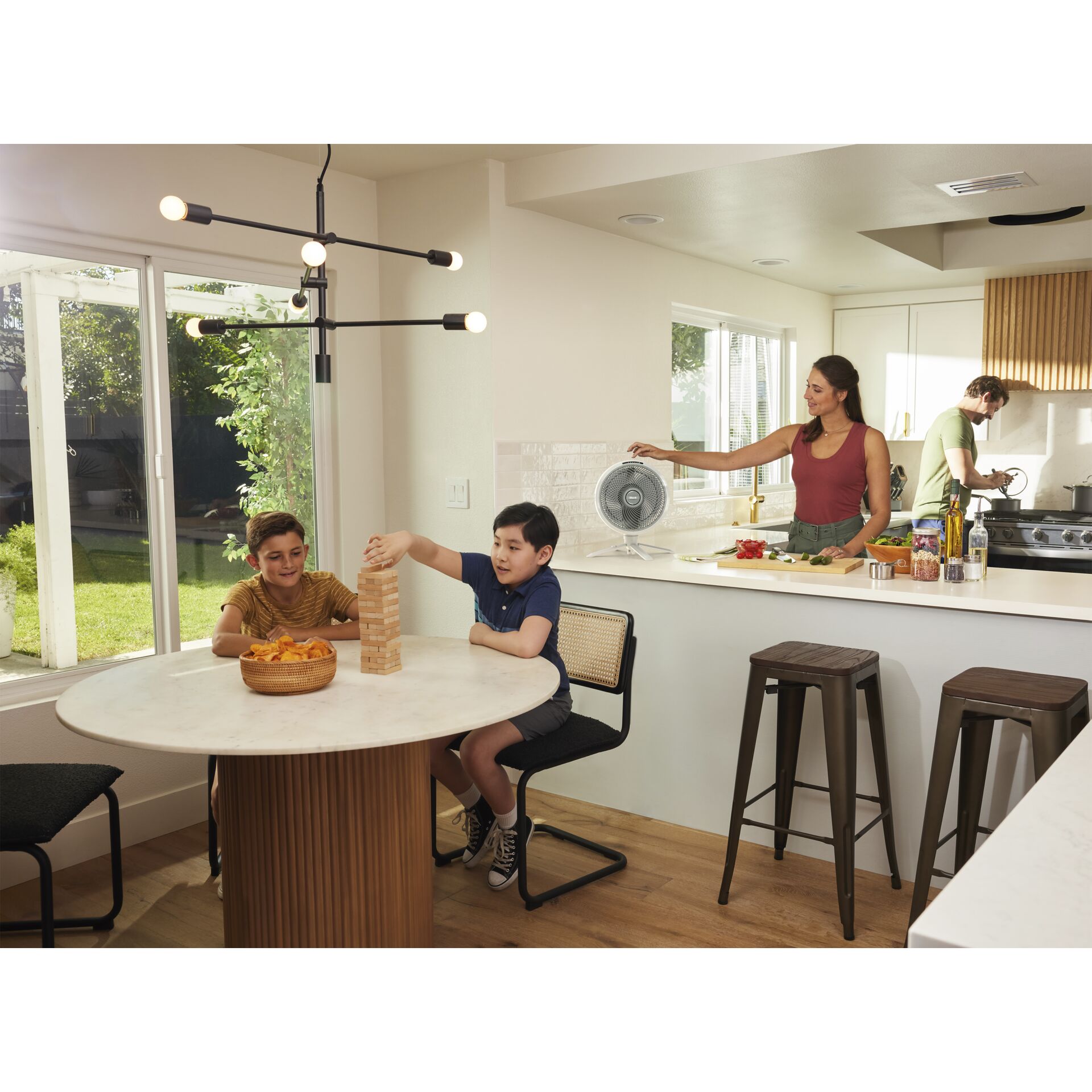 Esstisch, Tisch, Esszimmer, Innenarchitektur, Person