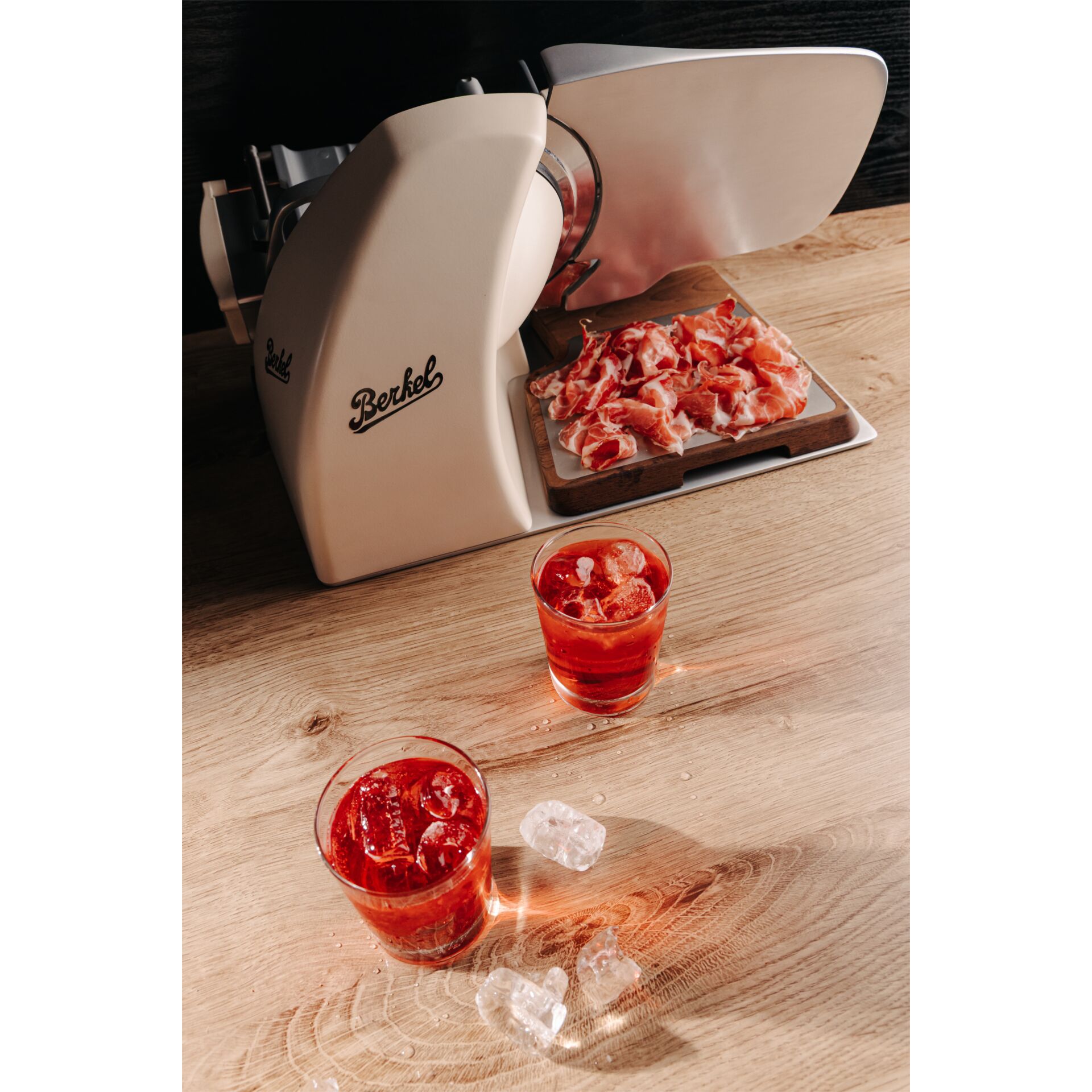Slicer, Schinken, Wurst, Kühlschrank, Gläser mit Eis
