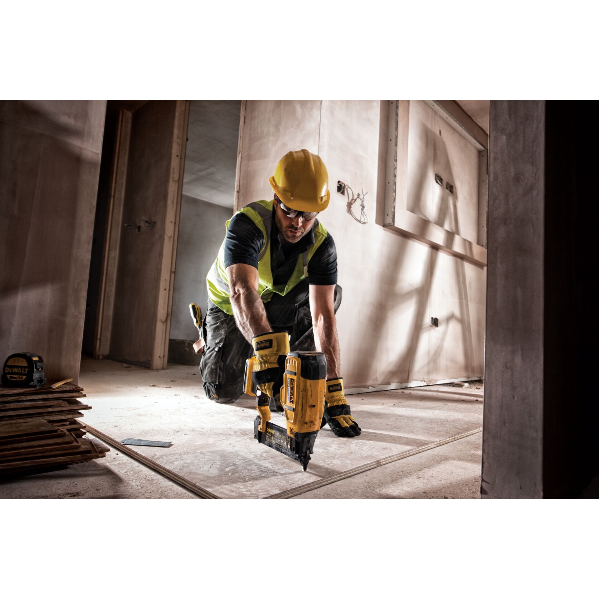 Kreissäge, Bauarbeiter, Sicherheitsausrüstung, High-Vis Weste, Gelber Schutzhelm