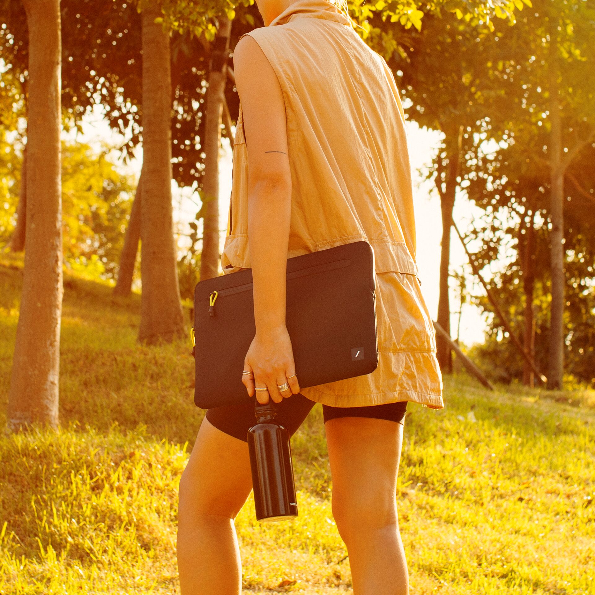 Kurze Hose, Gras, Tasche, Handtasche, Gehen