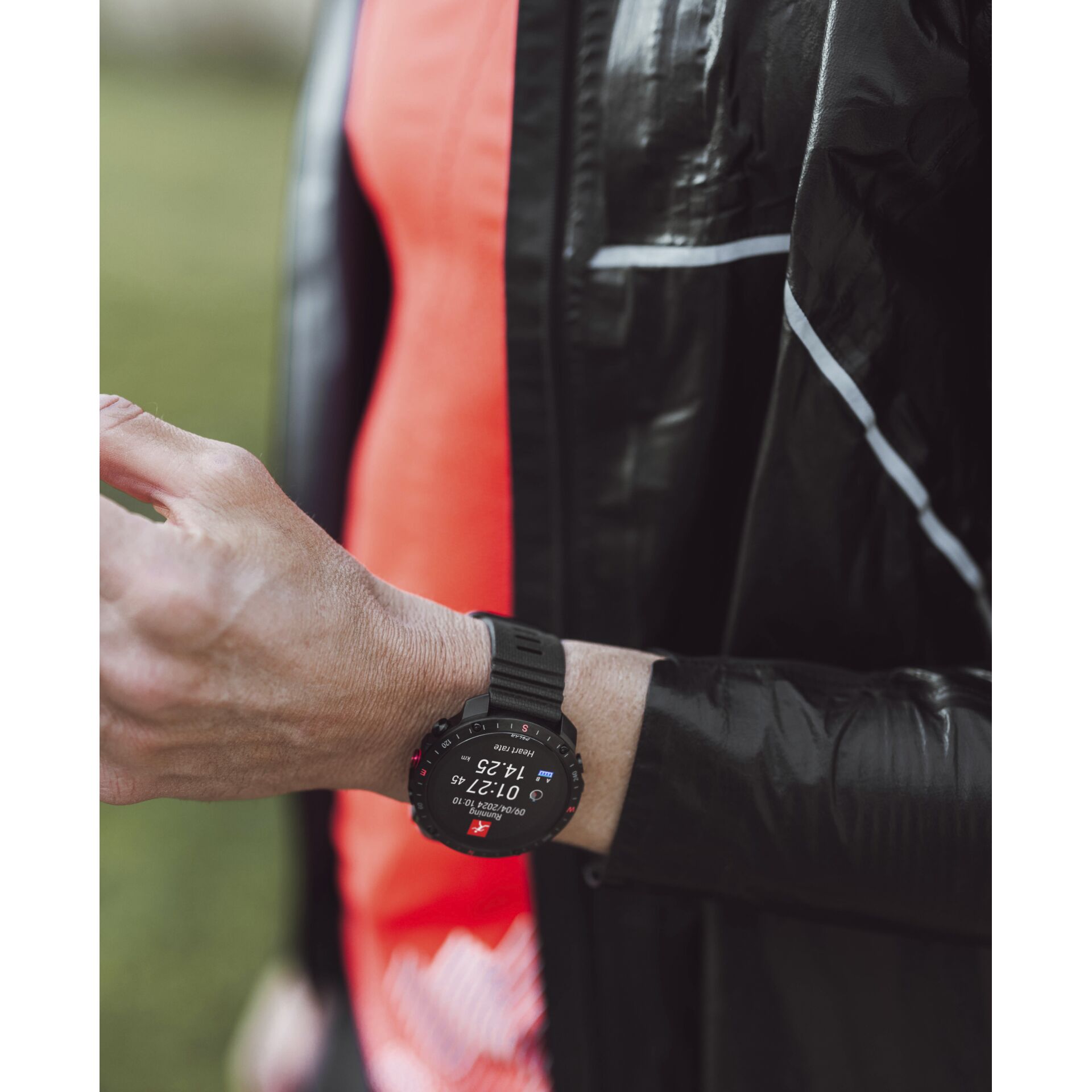 Bekleidung, Mantel, Jacke, Armbanduhr, Handgelenk