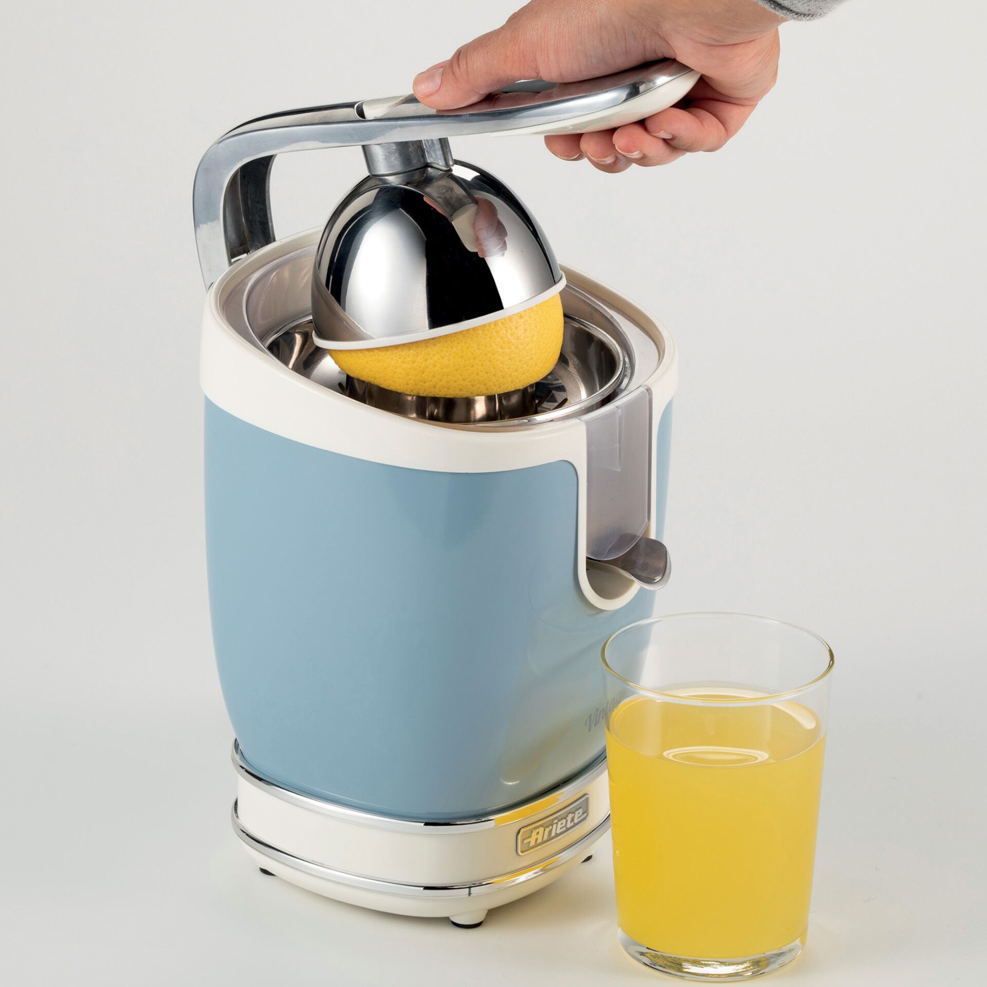 Gerät, Handhelder Entsafter, Elektrischer Entsafter, Zitrusentsafter, blaue Vorrichtung, Glas Orangensaft